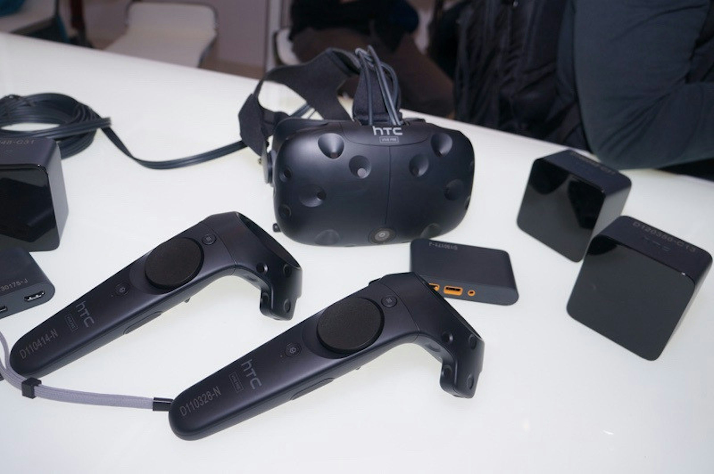 是HTC VIVE確定2月29日開放預購 價格仍未定這篇文章的首圖