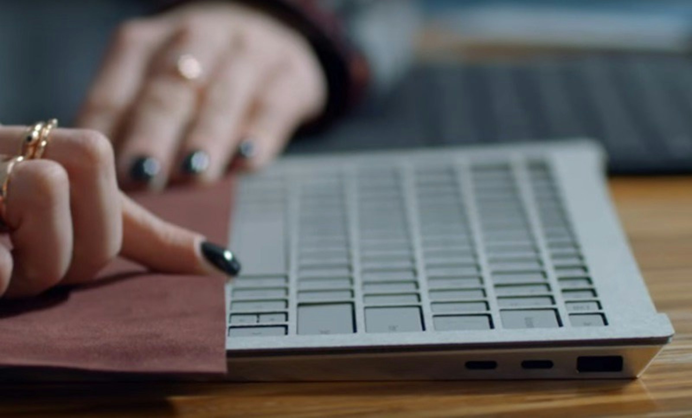 是回應Surface Laptop未採用USB Type-C 微軟：目前這款連接埠仍不成熟這篇文章的首圖