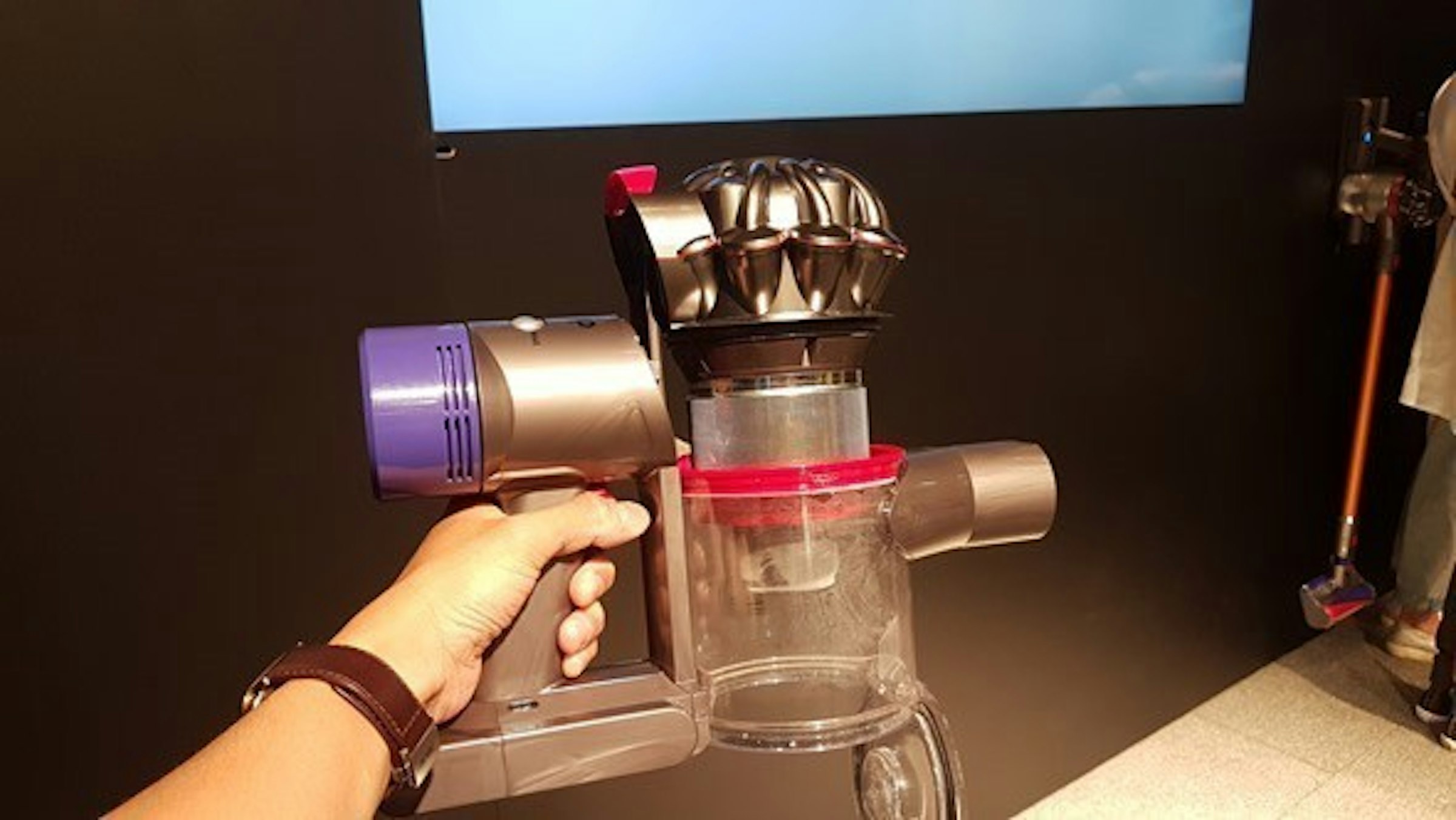 是更輕鬆、更安靜、吸力更強，Dyson 發表新一代手持無線吸塵器 V8 Fluffy這篇文章的首圖