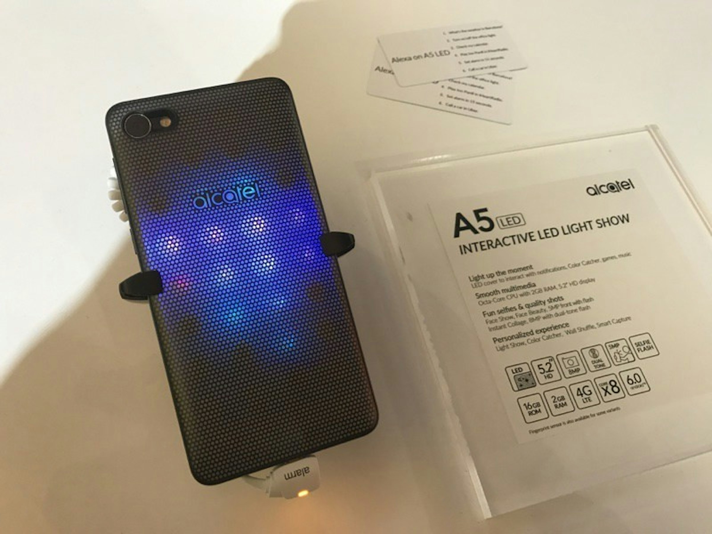 是Alcatel A5期望能以低價銷售推動模組化配件市場這篇文章的首圖