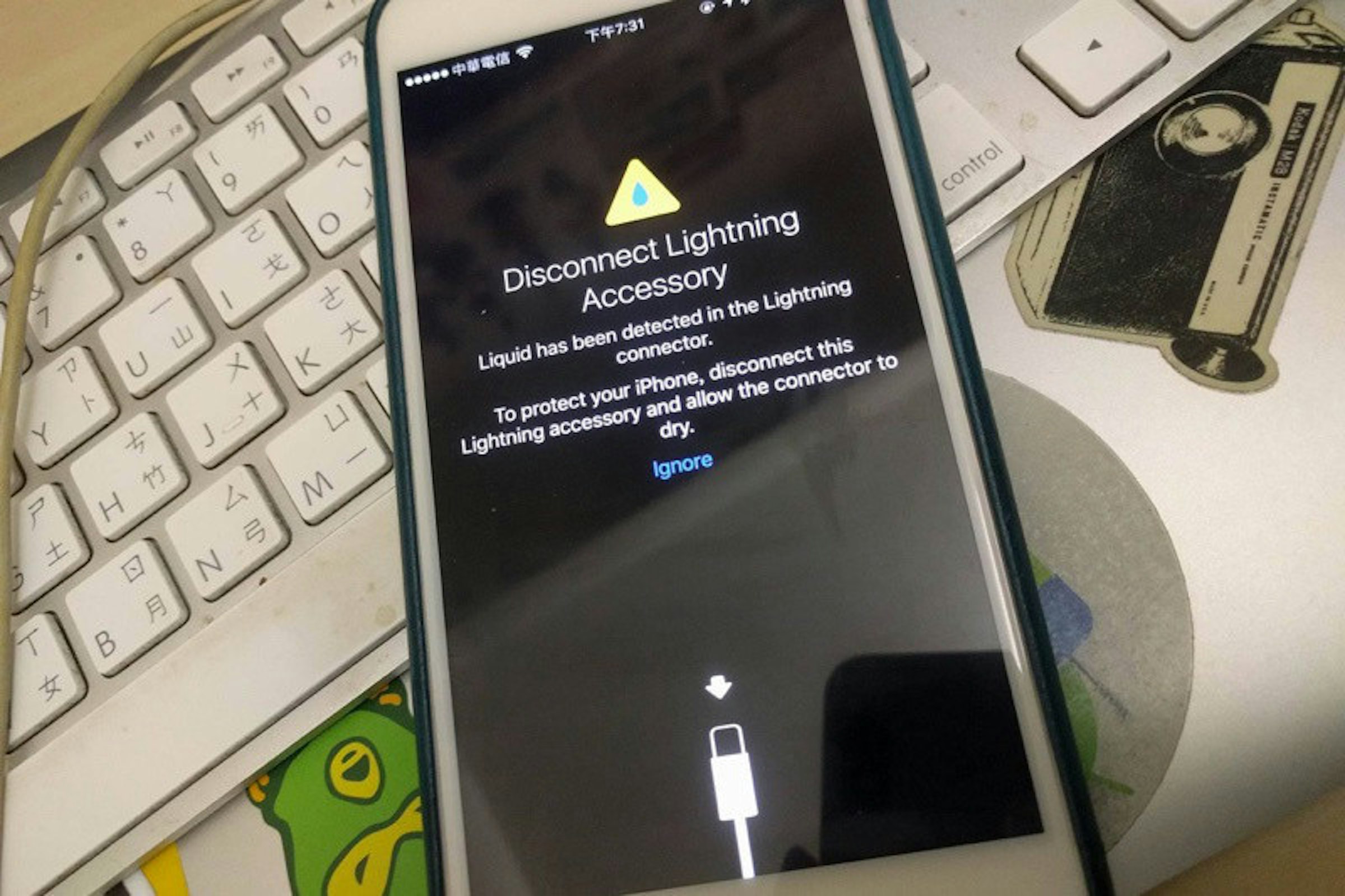 是iPhone連接埠浸水且接電時 iOS 10將發出警告這篇文章的首圖