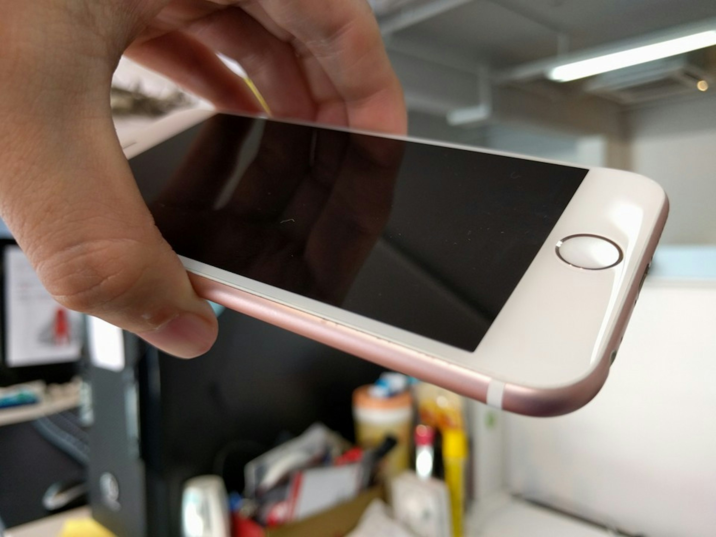 是套個殼保護iPhone 6s，怎知道一脫殼后發現手機脫漆了！不是個案，數個用戶紛紛投訴中招！iPhone品質怎麼了？這篇文章的首圖