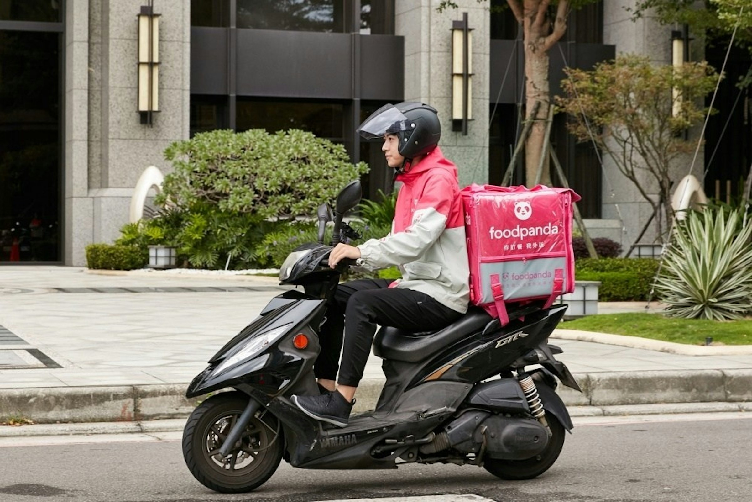 Car, Scooter, Street, Motor vehicle, Motorcycle, Wheel, Motorcycling, Electric motor, car, Vehicle, Mode of transport, Motor vehicle, Scooter, Transport, Motorcycle, Car, Helmet, Automotive design, Street,街道,汽車,機動車輛,車輛,電動機,運輸方式,運輸,摩托車,車輪,汽車設計,滑板車,頭盔,摩托車