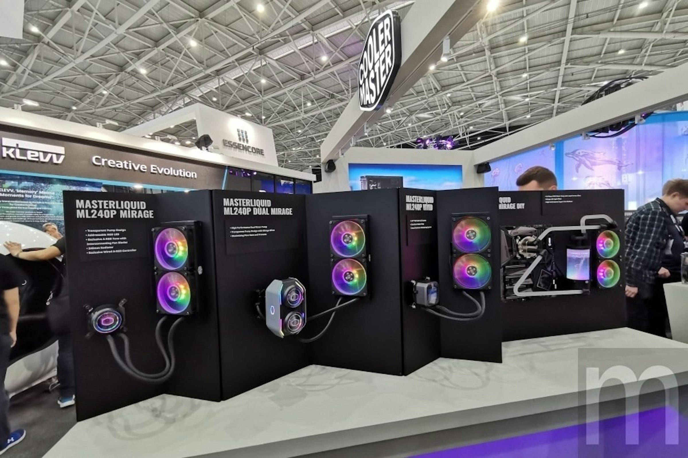 是CoolerMaster展示極盡鏤空滑鼠、無風扇模組化電源供應器與沉浸式電腦椅這篇文章的首圖