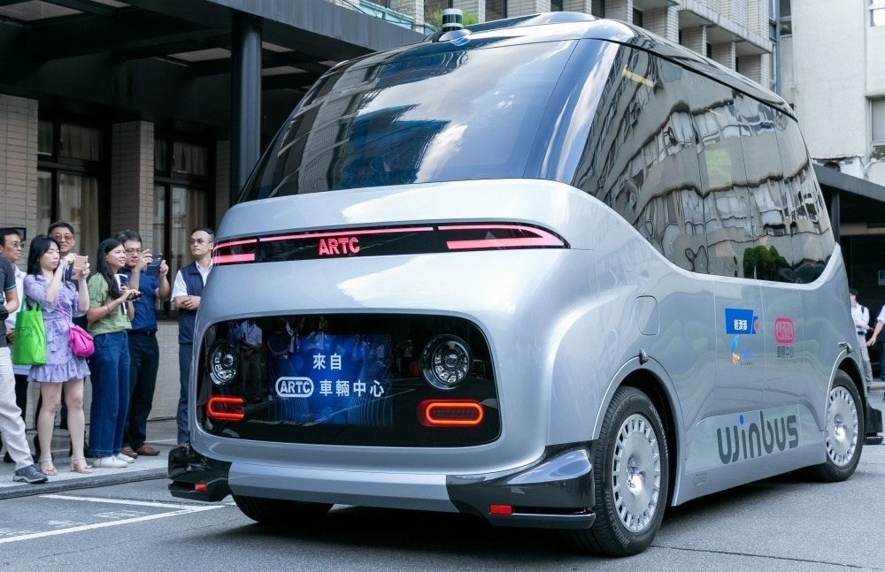 是台灣產業合作自研自製的自駕電動小型巴士定名為「WinBus」這篇文章的首圖