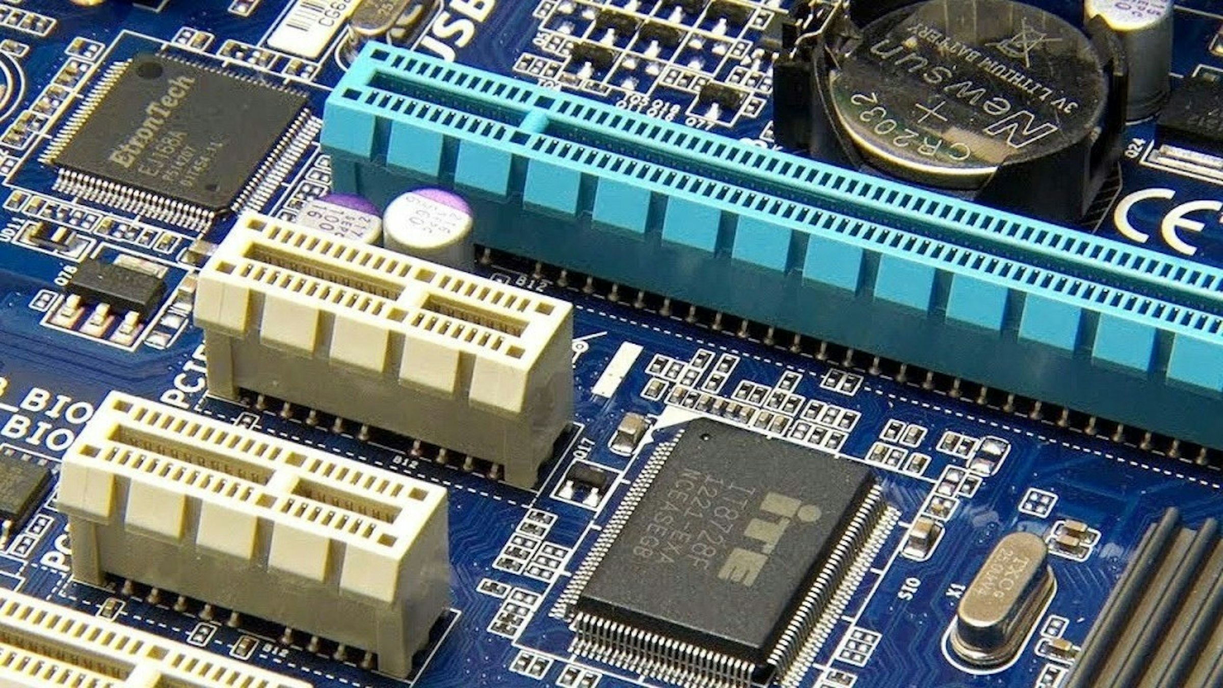 是PCIe  4.0介面應用產品才剛準備進入市場，PCIe 6.0介面便著手規劃這篇文章的首圖