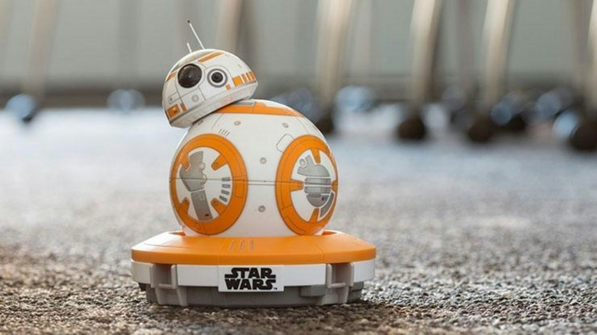 照片中提到了STAR、WARS，跟迪士尼好萊塢影城有關，包含了三星Ballie、BB-8、三星、R2-D2、手機
