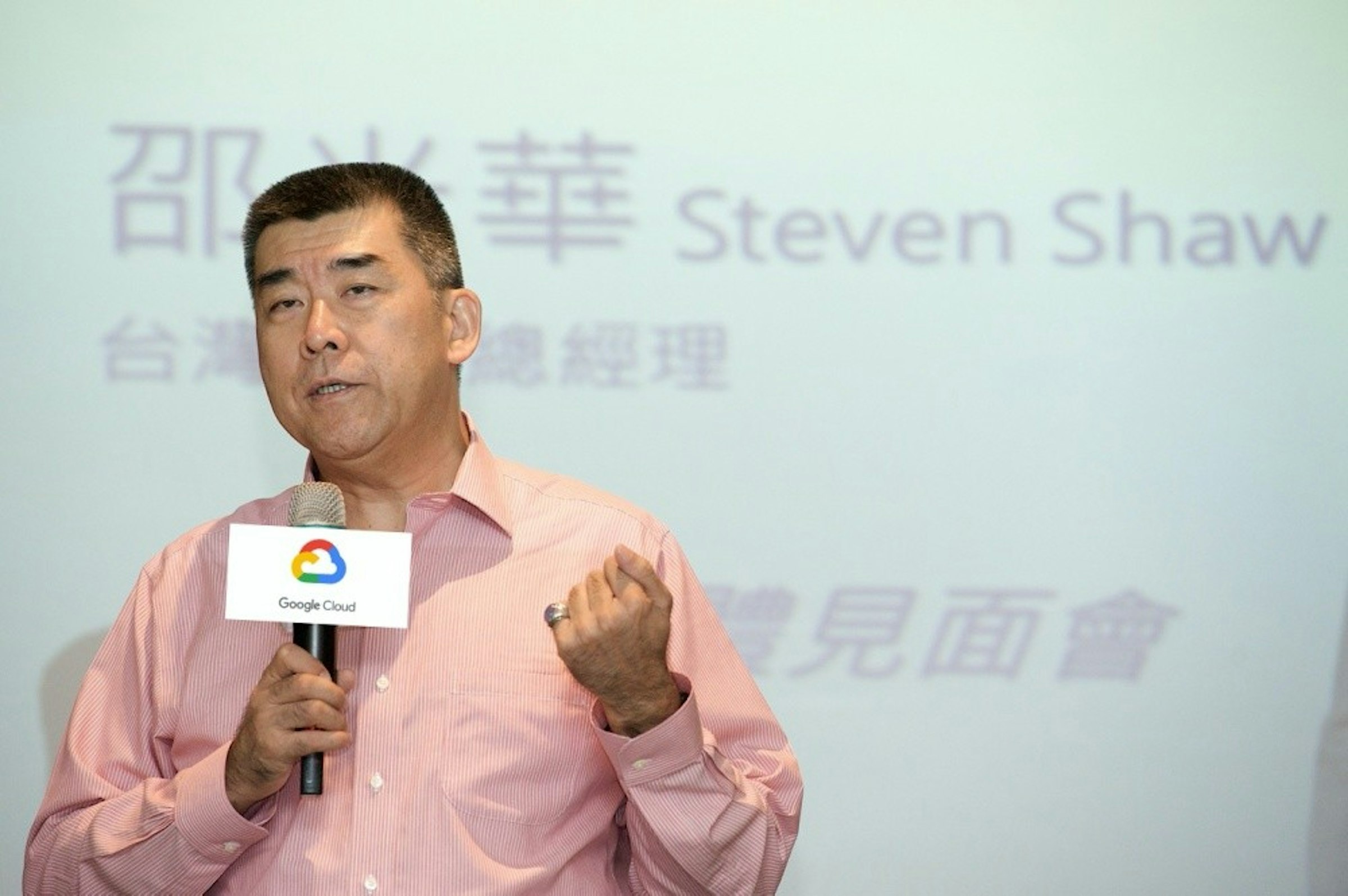 照片中提到了召華、ESteven Shaw、台灣，包含了公共關係、上市