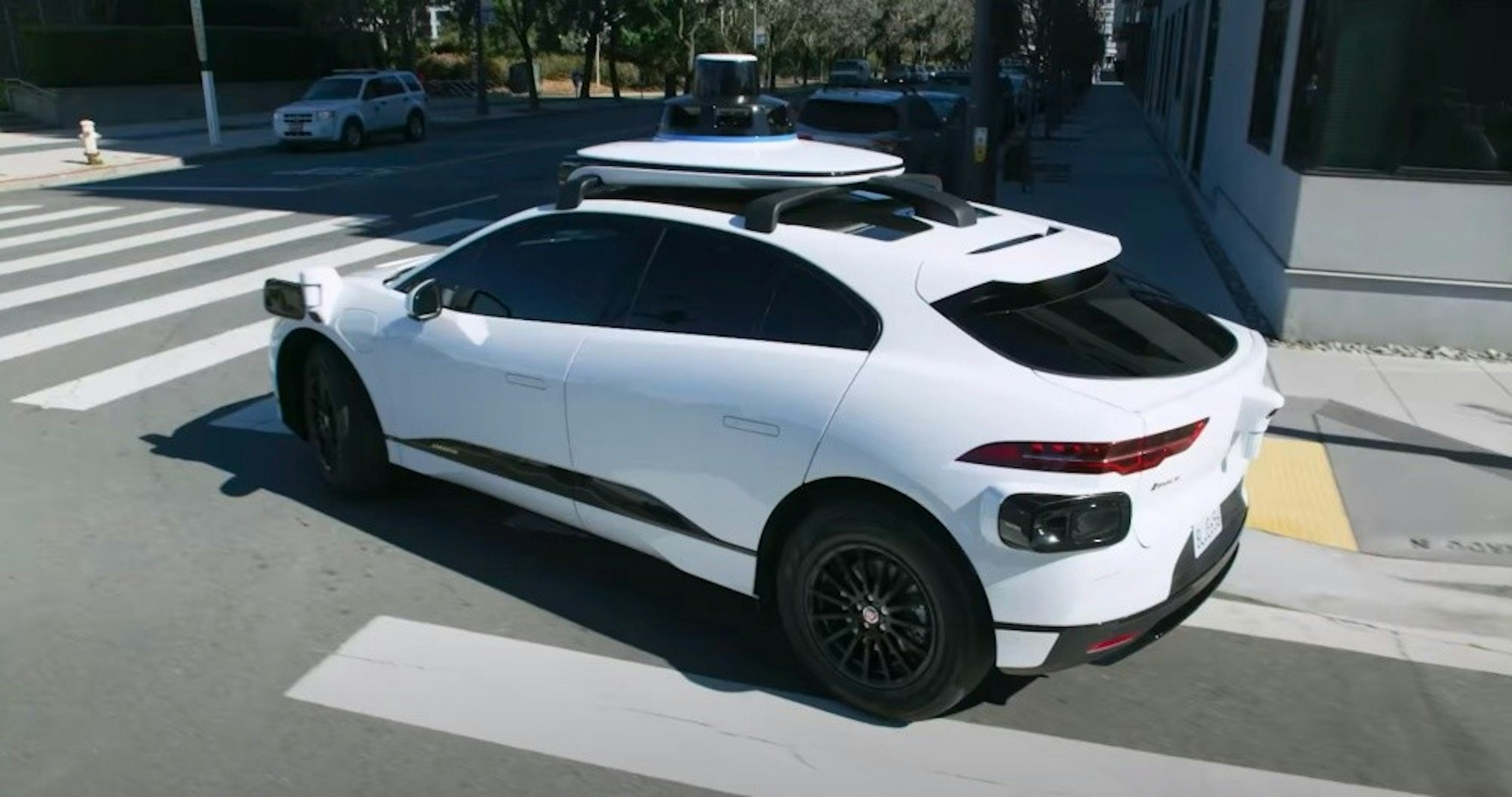 照片中包含了家用車、超級跑車、汽車、中型車、運動型多功能車