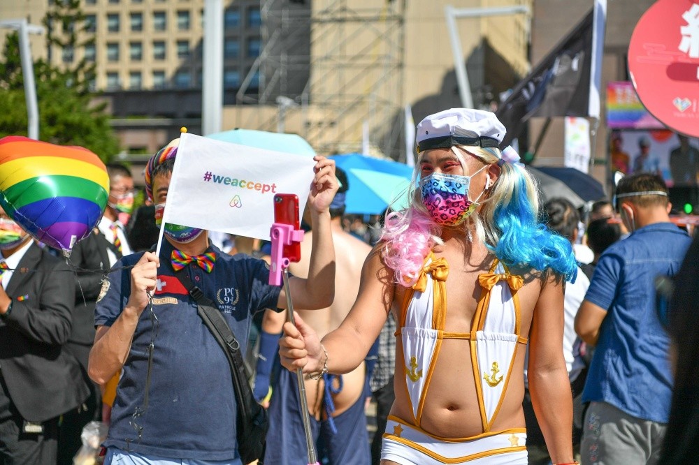 照片中提到了#weaccept、PATRO，包含了驕傲遊行、台灣驕傲、同性戀的驕傲、同治、遊行