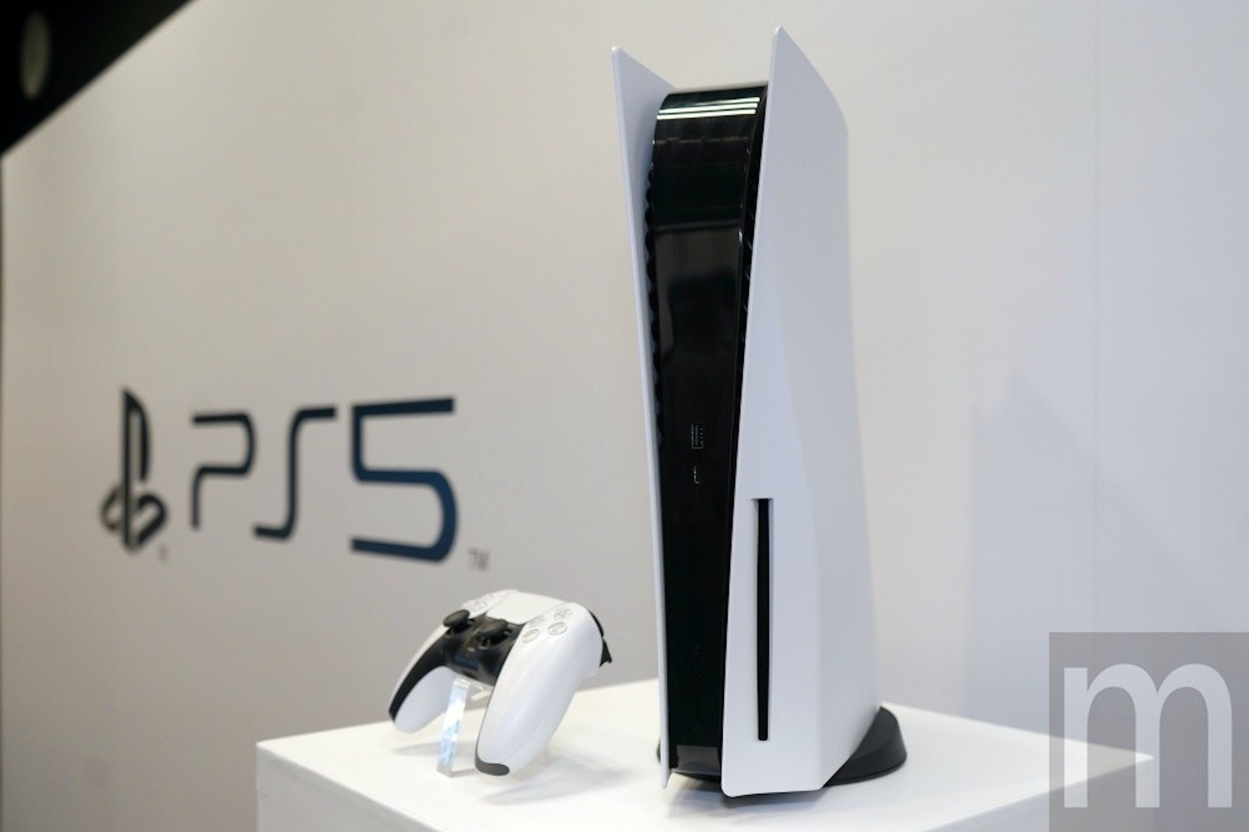 照片中跟母親照顧有關，包含了小工具、的PlayStation 5、移動電話、了索尼、的PlayStation 4