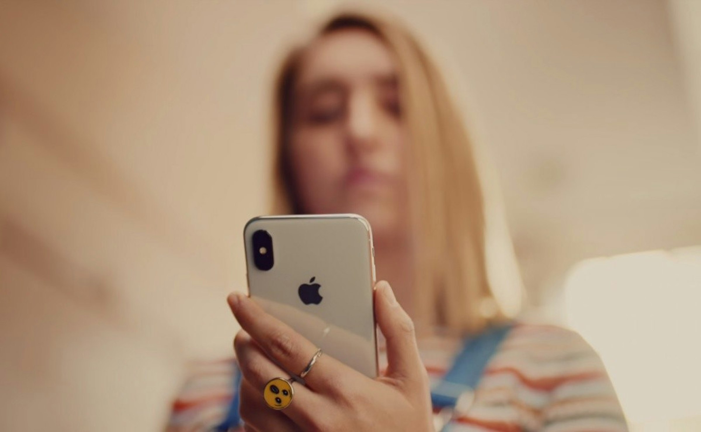 照片中包含了iPhone X、iPhone X、人臉編號、iOS 11、蘋果