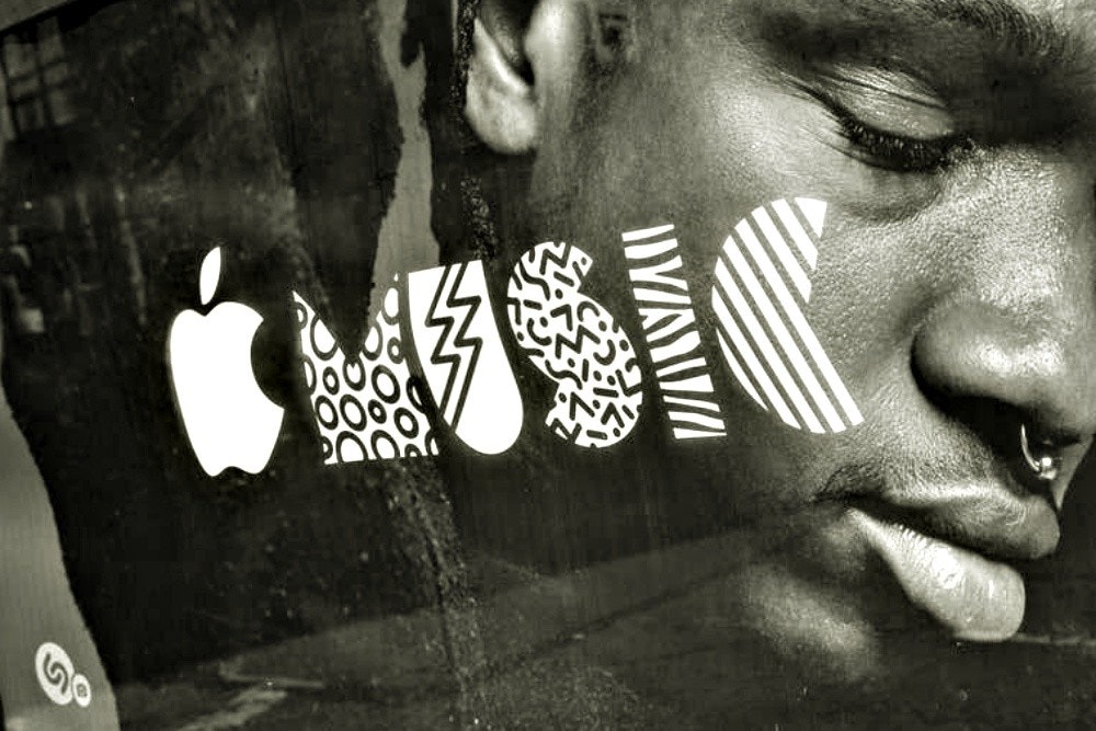 照片中提到了DVAIA，跟蘋果公司。、沙贊有關，包含了蘋果音樂活動2015、蘋果音樂、蘋果、Spotify、沙贊