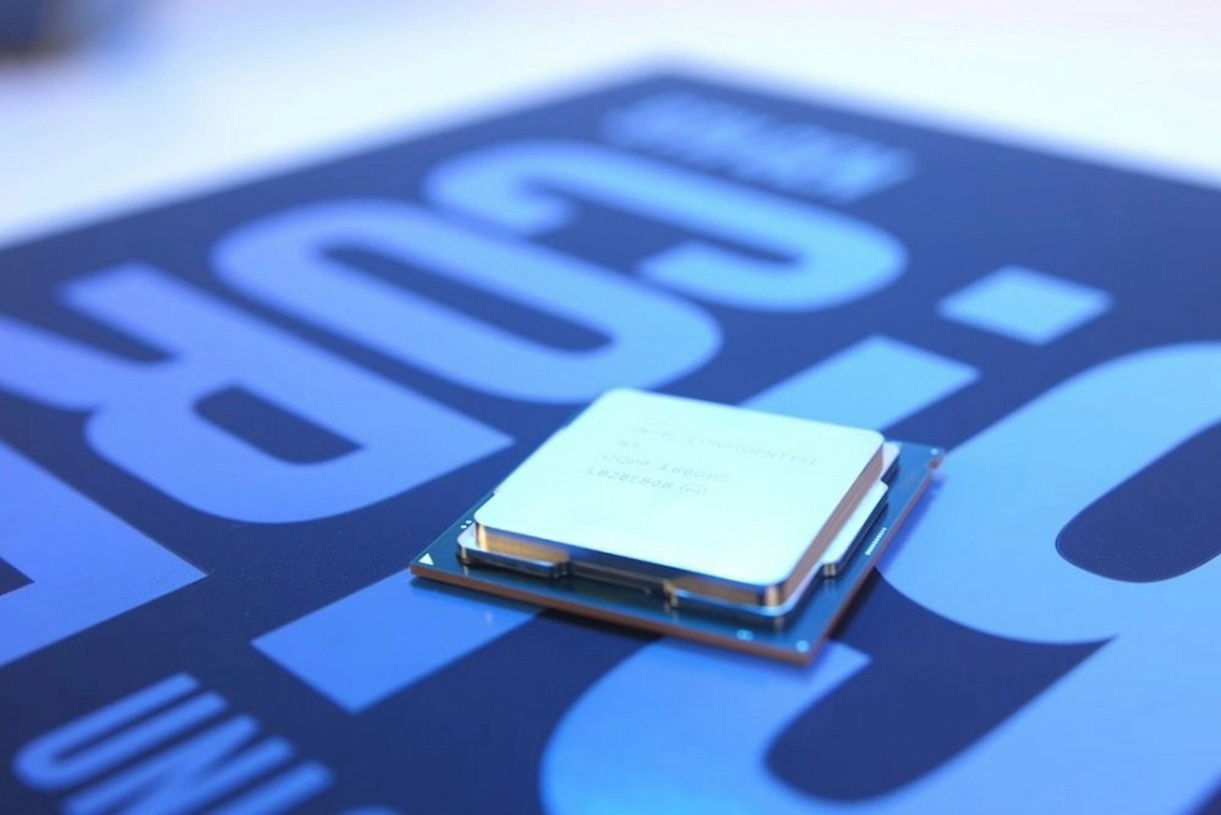 照片中提到了UN，跟標誌性有關，包含了電子產品、英特爾、Advanced Micro Devices公司、新浪公司、電動藍M