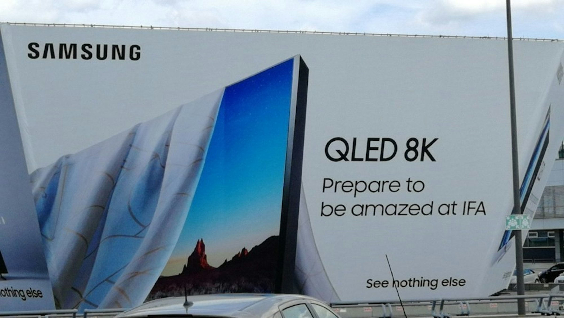 照片中提到了SAMSUNG、QLED 8K、Prepare to，跟三星集團有關，包含了三星8k電視廣告、2018柏林國際音樂節、三星Q900R、8K分辨率、三星