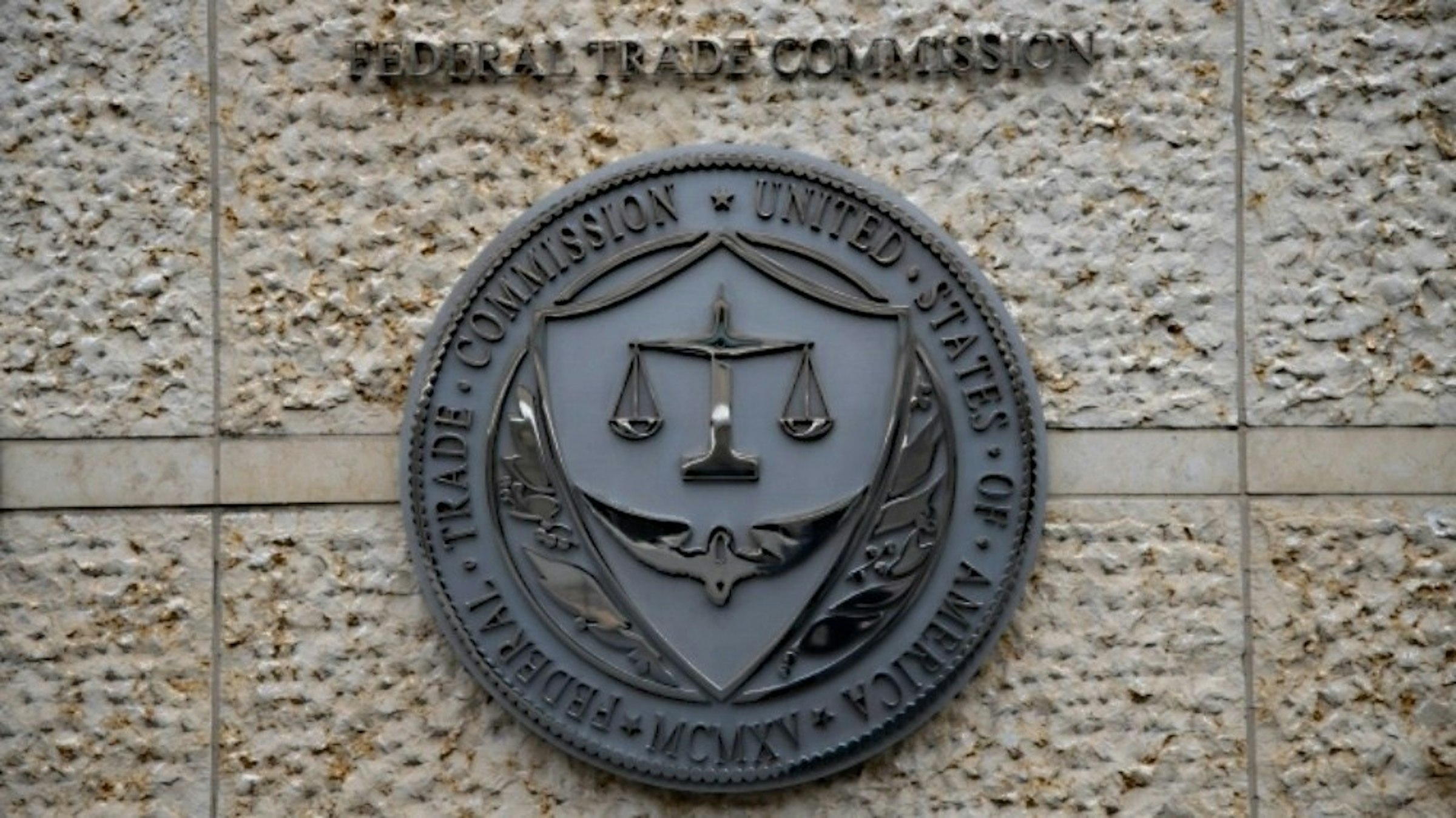 照片中提到了FEDER AL TRADE COMMISSIC、UNITED、AMEKICARMOi FBDERA，跟聯邦貿易委員會有關，包含了紀念館、美國反托拉斯法、競爭法、哈特-斯科特-羅迪諾反托拉斯改進法
