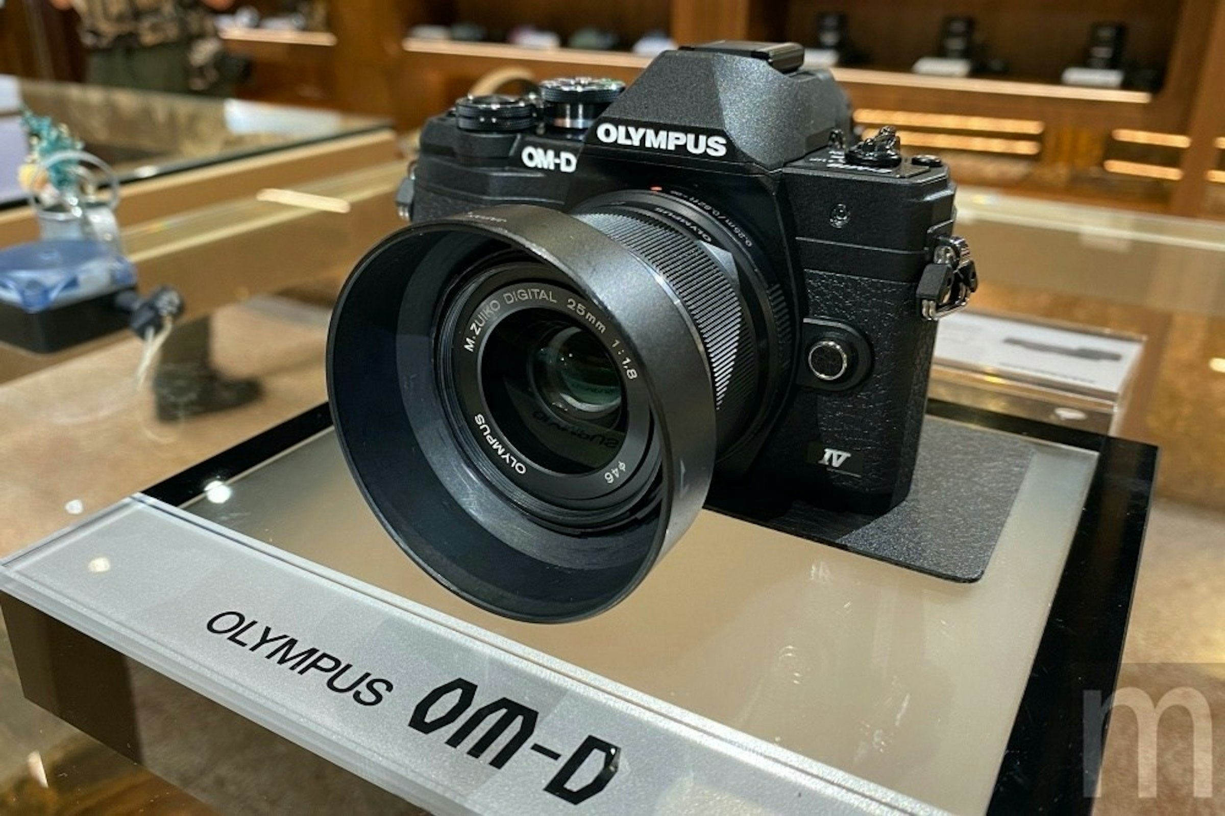 照片中提到了OLYMPUS、OM-D、O DIGITAL，跟惠普有關，包含了數碼單反、鏡頭、奧林巴斯OM-D E-M10、奧林巴斯OM-D E-M10 Mark III、數碼單反