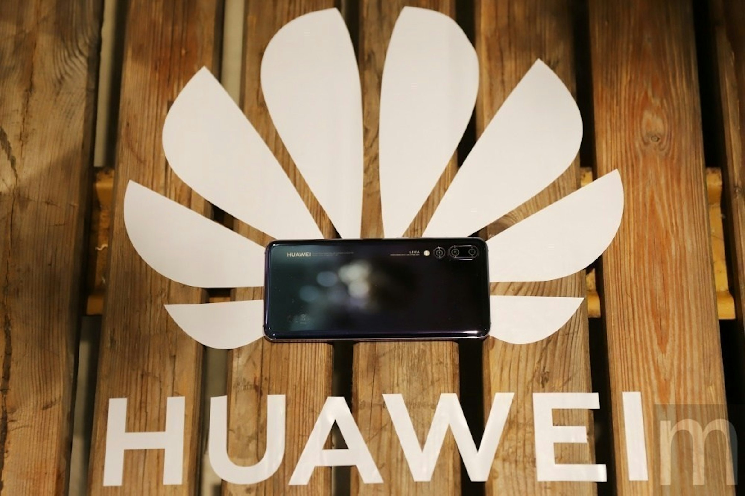 照片中提到了HUAWEI、HUAWEIm，跟了華為有關，包含了操作系統、系統、中興通訊、軟件、電腦
