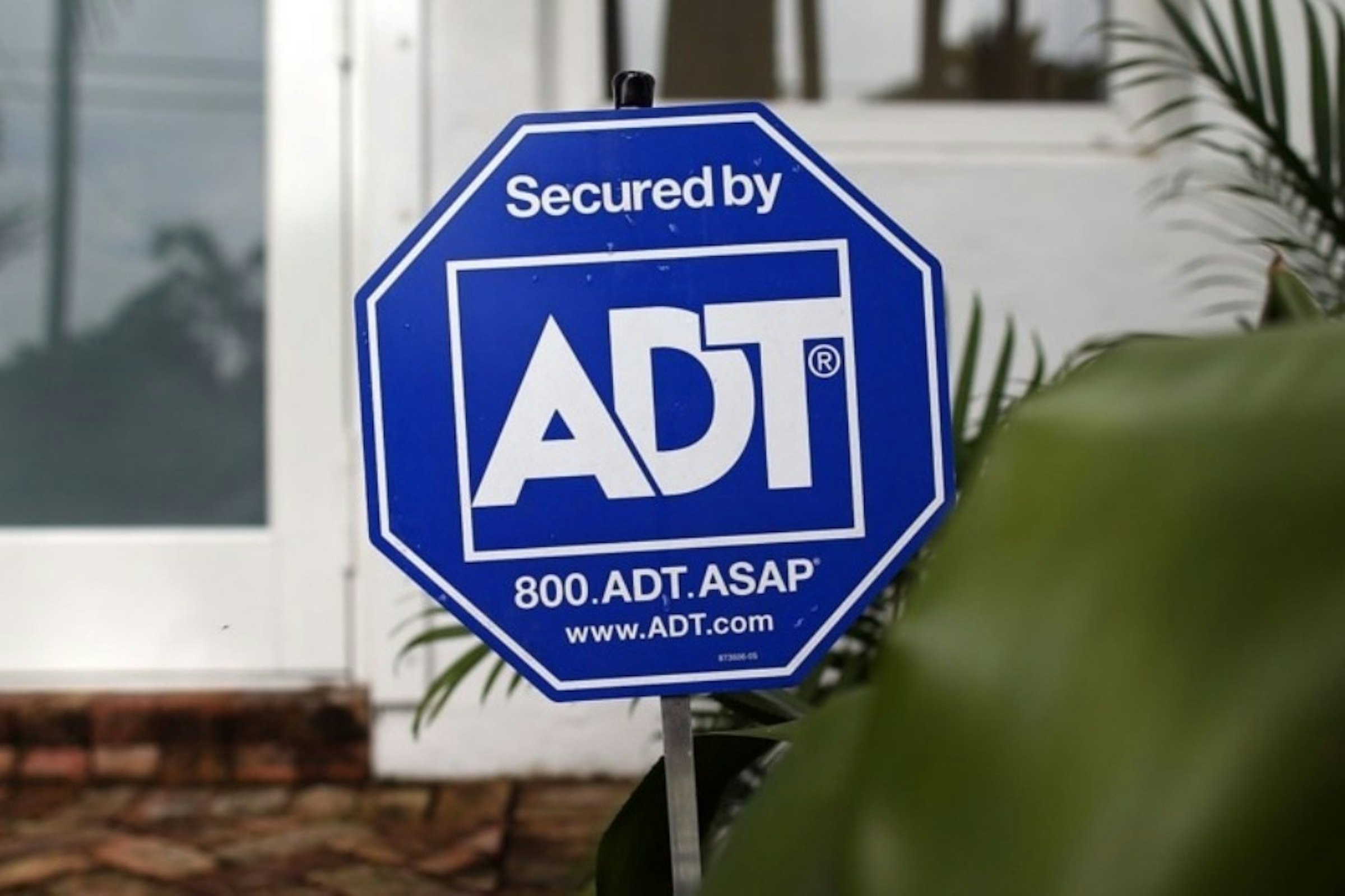 照片中提到了Secured by、ADT、800.ADT.ASAP，跟ADT Inc.有關，包含了adt安全、ADT安全服務、安全警報、安全、保安公司