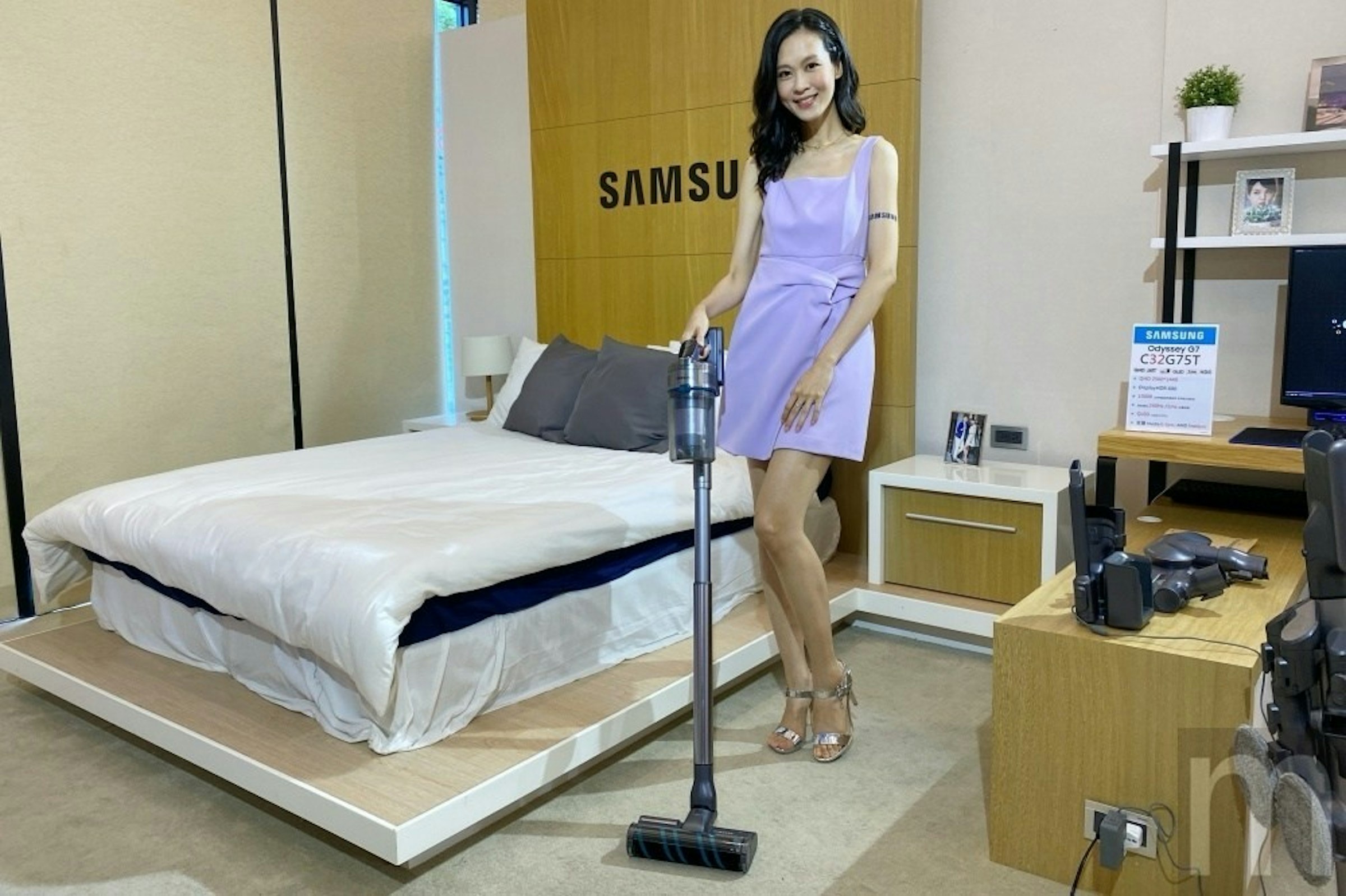 照片中提到了SAMSU、SAMSUNG、Odyssey O7，包含了三星克萊奧粉紅色、床墊、床架、克萊奧粉紅色、三星
