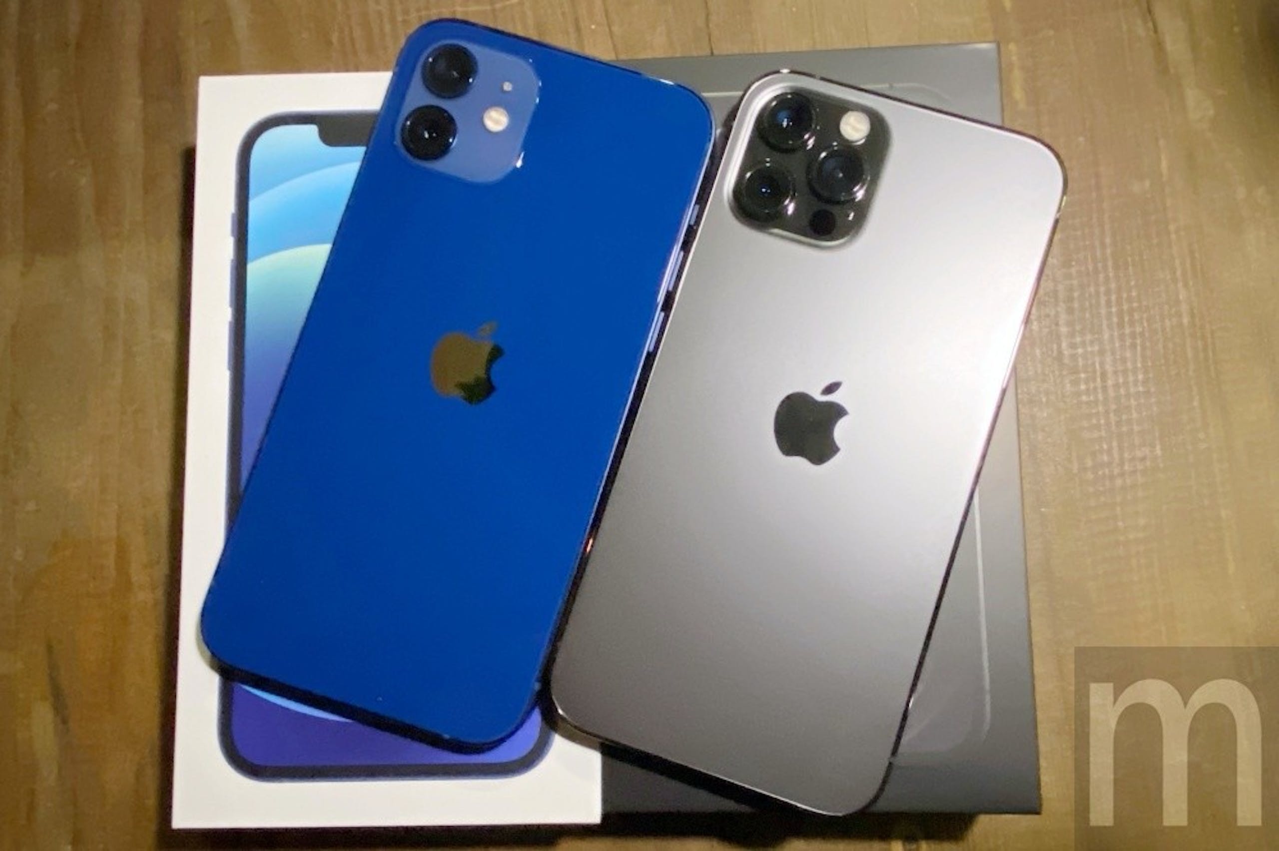 照片中提到了m，跟蘋果公司。、蘋果公司。有關，包含了iphone 12 pro藍色、蘋果iPhone 12 Pro、iphone 5、手機、手機配件