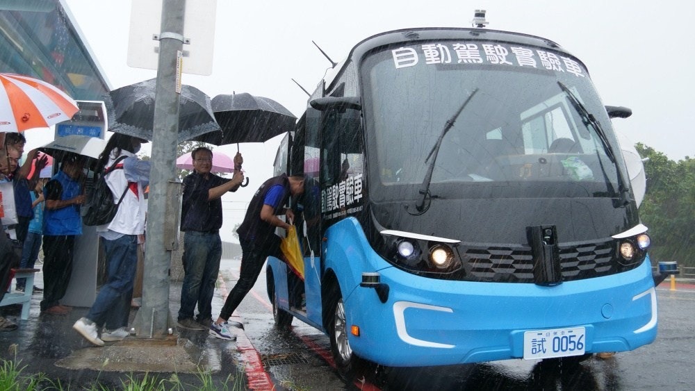 照片中提到了自動駕駛實關、-日 ー、試 0056,包含了汽車、總線、公共交通、丹海輕軌、運輸