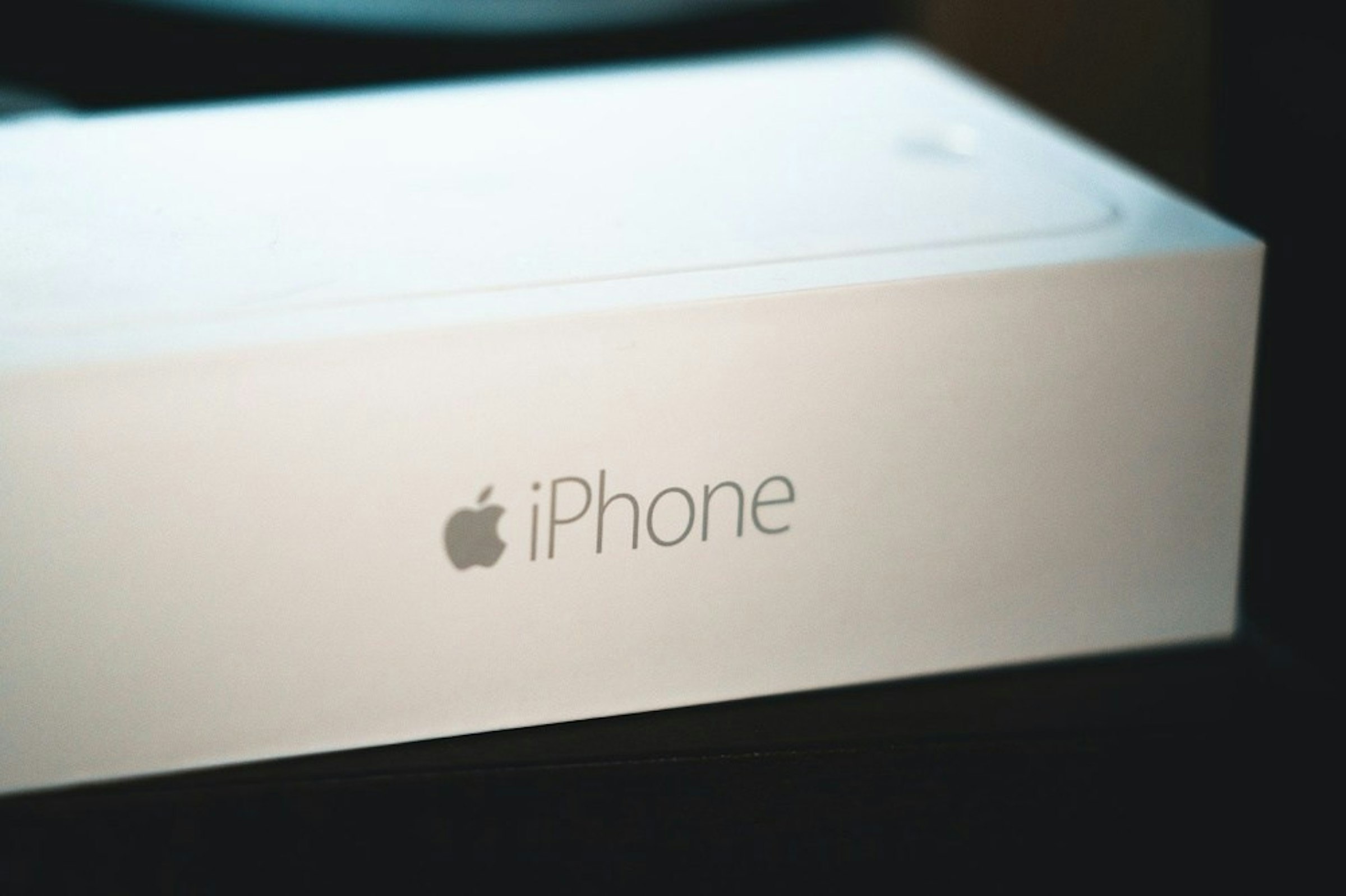 照片中提到了iPhone，跟蘋果公司。有關，包含了蘋果手機、產品設計、牌、電子產品、多媒體