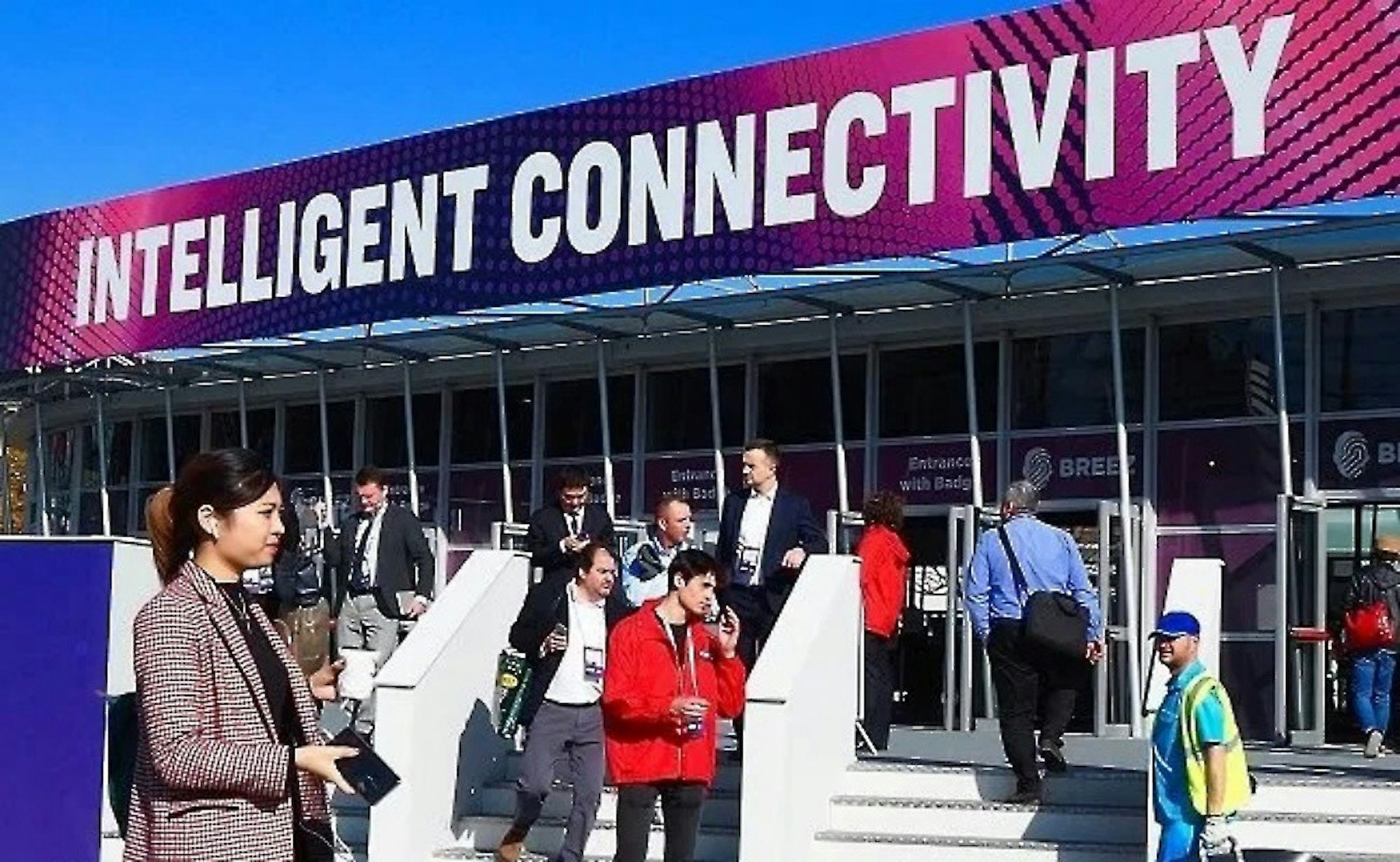 照片中提到了INTELLIGENT CONNECTIVITY、Entrance、with Badg，包含了巴塞羅那世界移動大會、MWC巴塞羅那2020、GSM協會、移動電話、阿爾伯特·庫埃斯塔·扎拉戈西