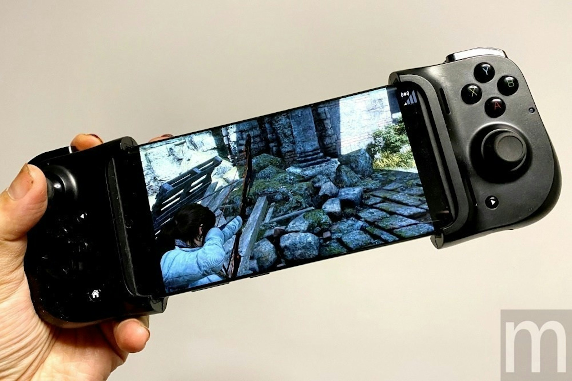 照片中提到了m，包含了遊戲控制器、PlayStation Vita、瘋子、音樂視頻遊戲、癮科技