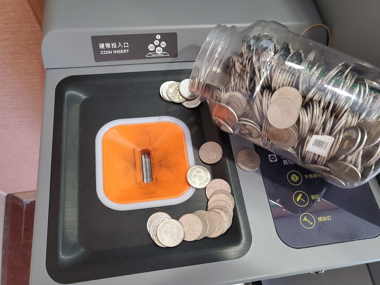 照片中提到了硬幣投入口、10、COIN INSERT,包含了產品設計、產品、設計