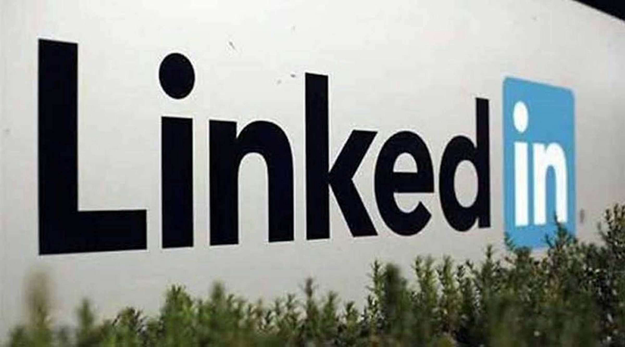 照片中提到了Linkedin，跟領英、領英有關，包含了社交網絡、山頂風光、社交網絡服務