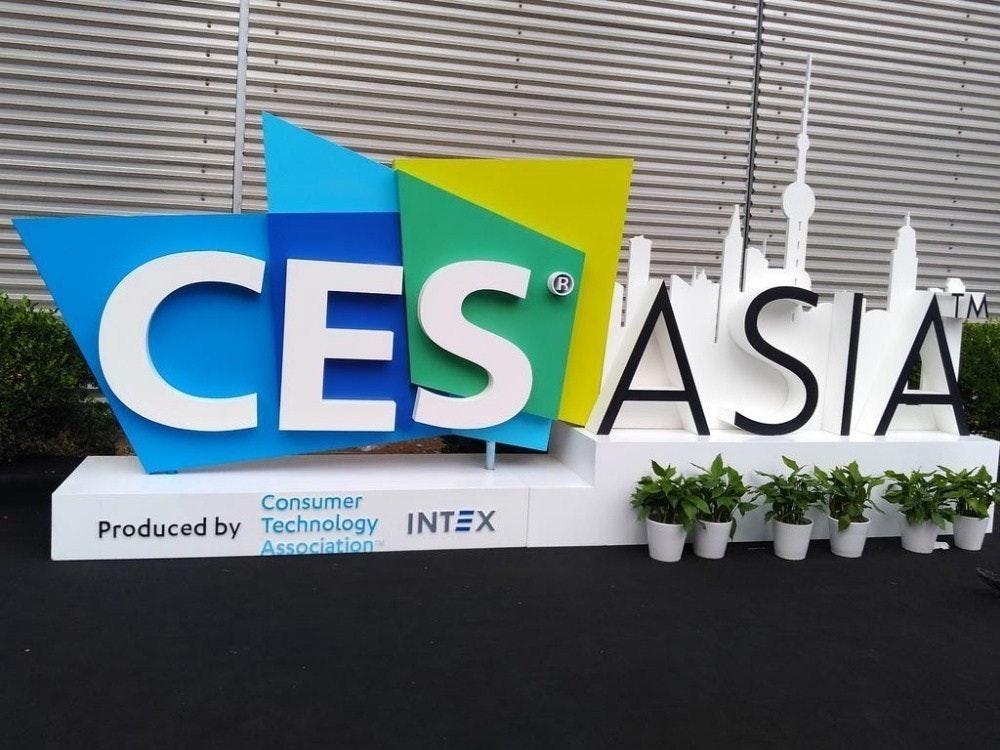 照片中提到了CES ASIA、TM、Consumer，包含了亞洲銫展、消費電子展、上海新國際博覽中心、交易會、扣件及設備展覽會