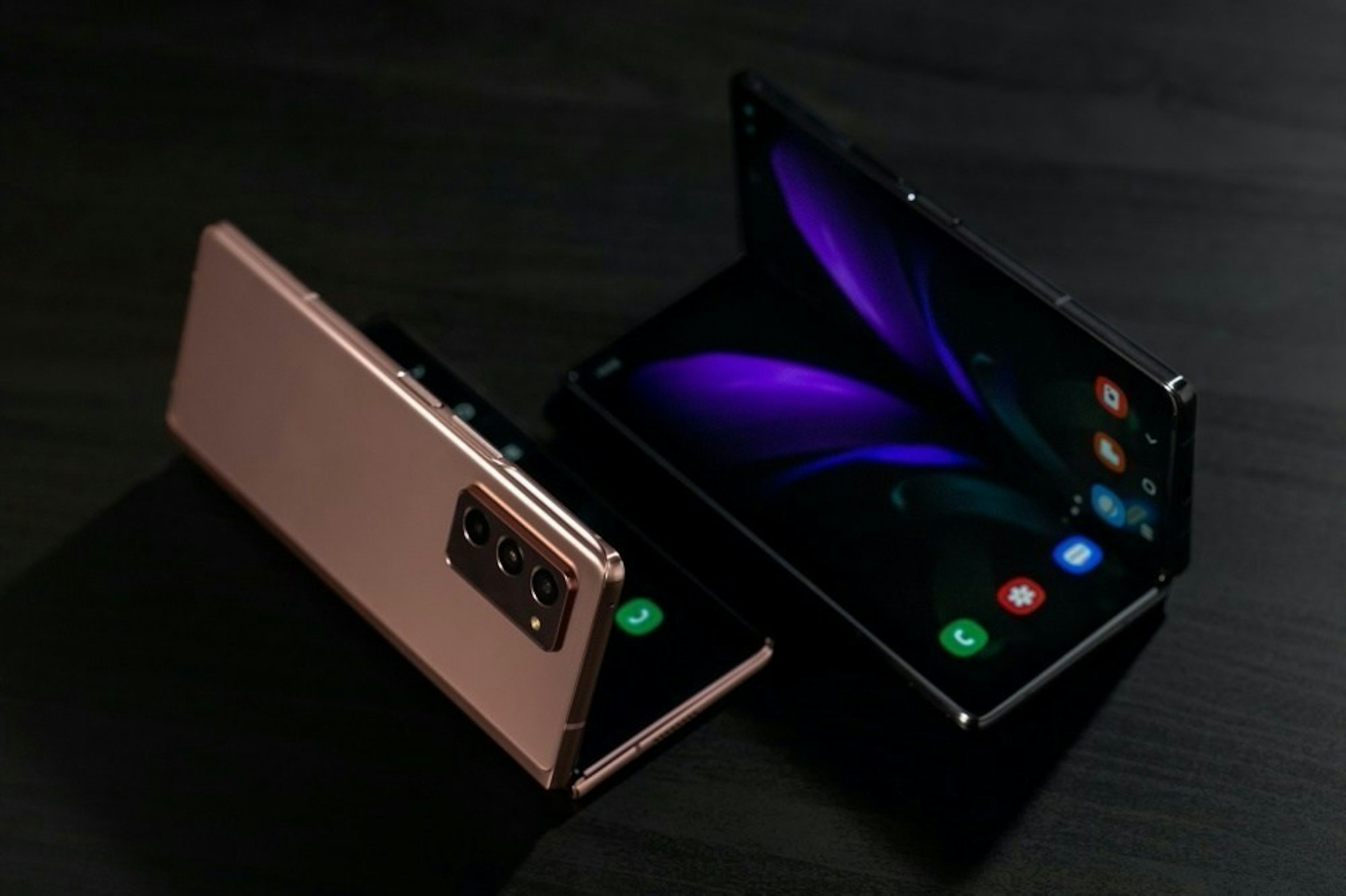 照片中包含了三星Galaxy Z Fold 2、三星Galaxy Fold、三星Galaxy Z Fold 2、可折疊智能手機、三星