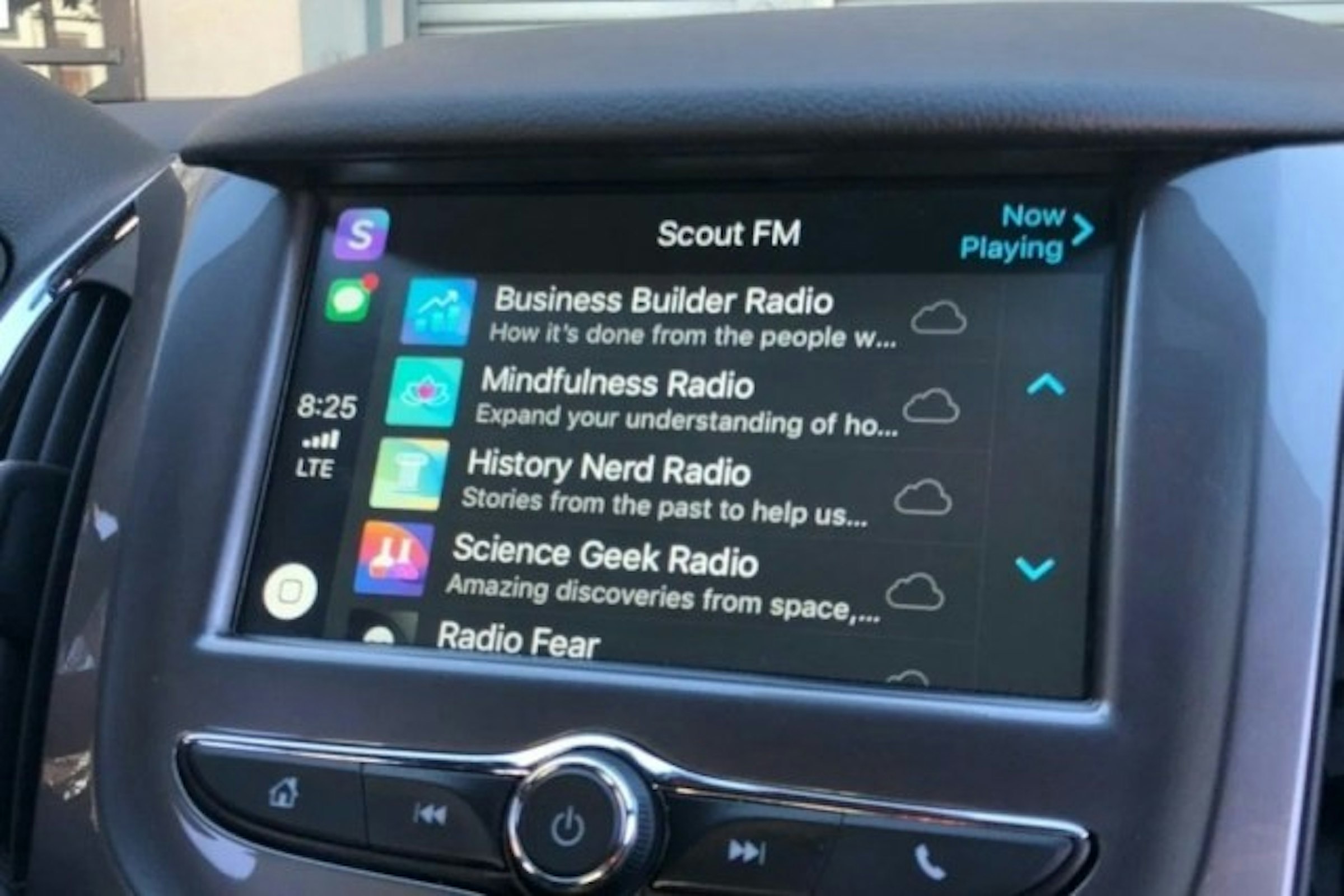 照片中提到了Now、Scout FM、Playing，跟挪威遠洋有關，包含了家用車、汽車、緊湊型車、家用車、摩托車
