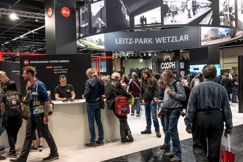 照片中提到了Leica、LEITZ-PARK WETZLAR、SYSTEMKAMERAS I SYSTEM CAMERAS,包含了汽車、2020 Photokina、2018 Photokina、徠卡相機、攝影