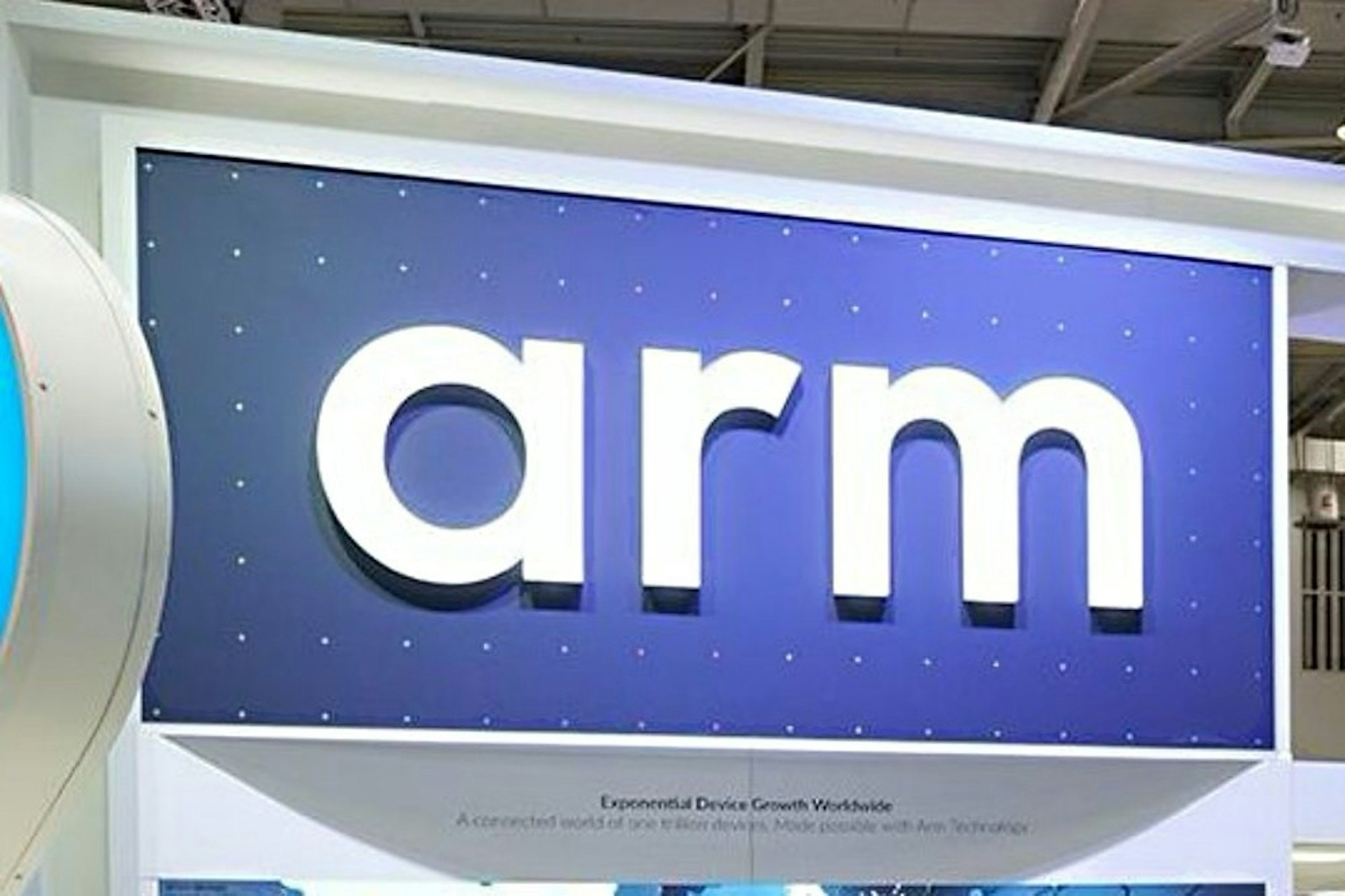 照片中提到了arm、Exponential Drvice Geowth Vorkdwide、Acceeected ordof be G Me Am eroer，跟武器控股有關，包含了顯示裝置、英偉達、集成電路、軟銀集團