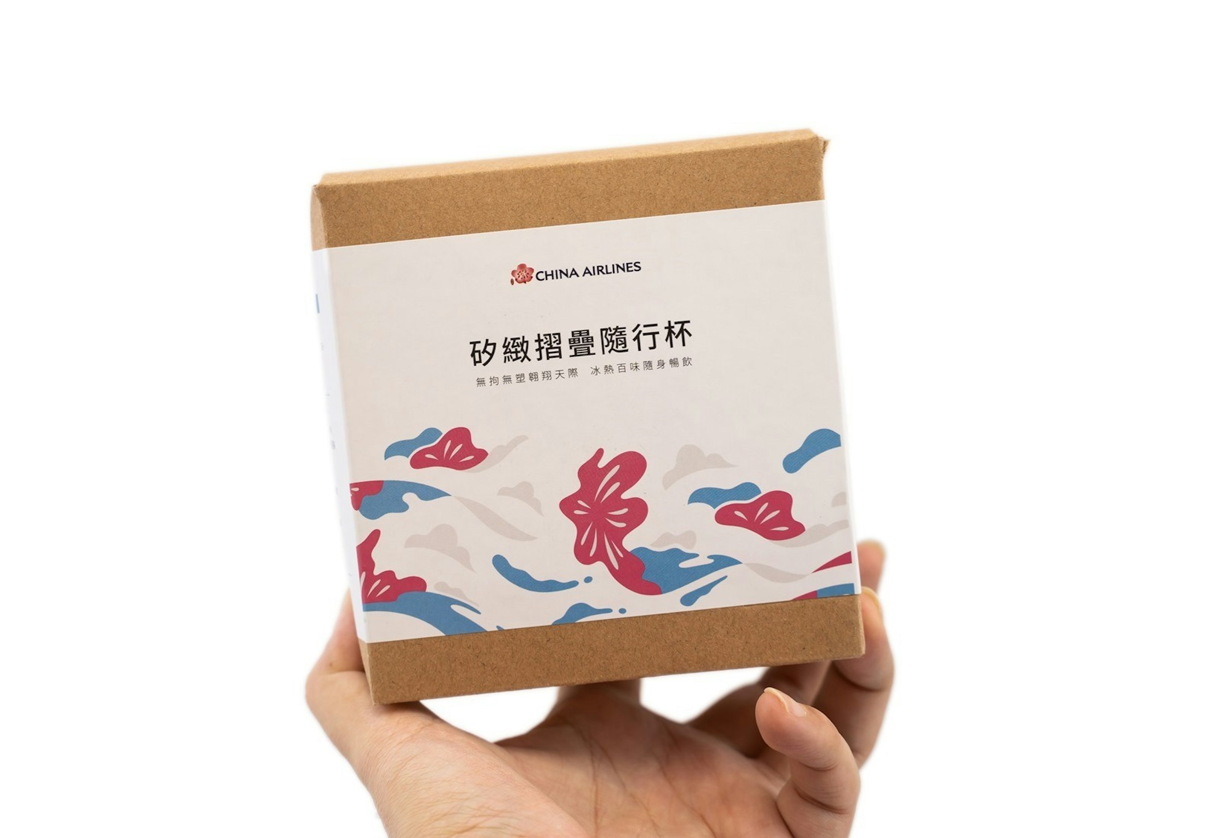 照片中提到了CHINA AIRLINES、矽緻摺疊隨行杯、無拘無塑朝翔天際 冰熱百味隨身暢飲，包含了產品、儀表