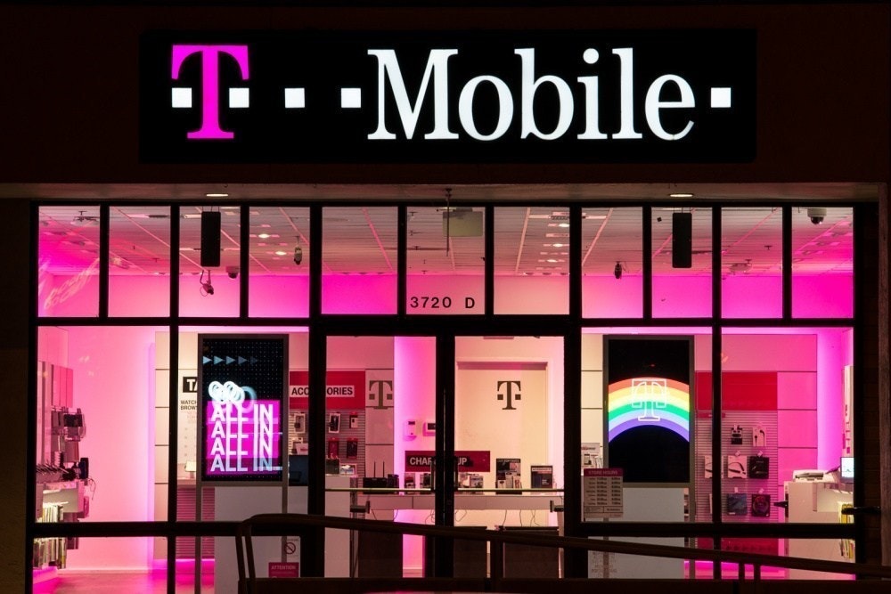 照片中提到了T--Mobile-、3720 D、ACC，跟T移動有關，包含了麥迪遜廣場花園、T-Mobile美國、斯普林特公司、移動電話