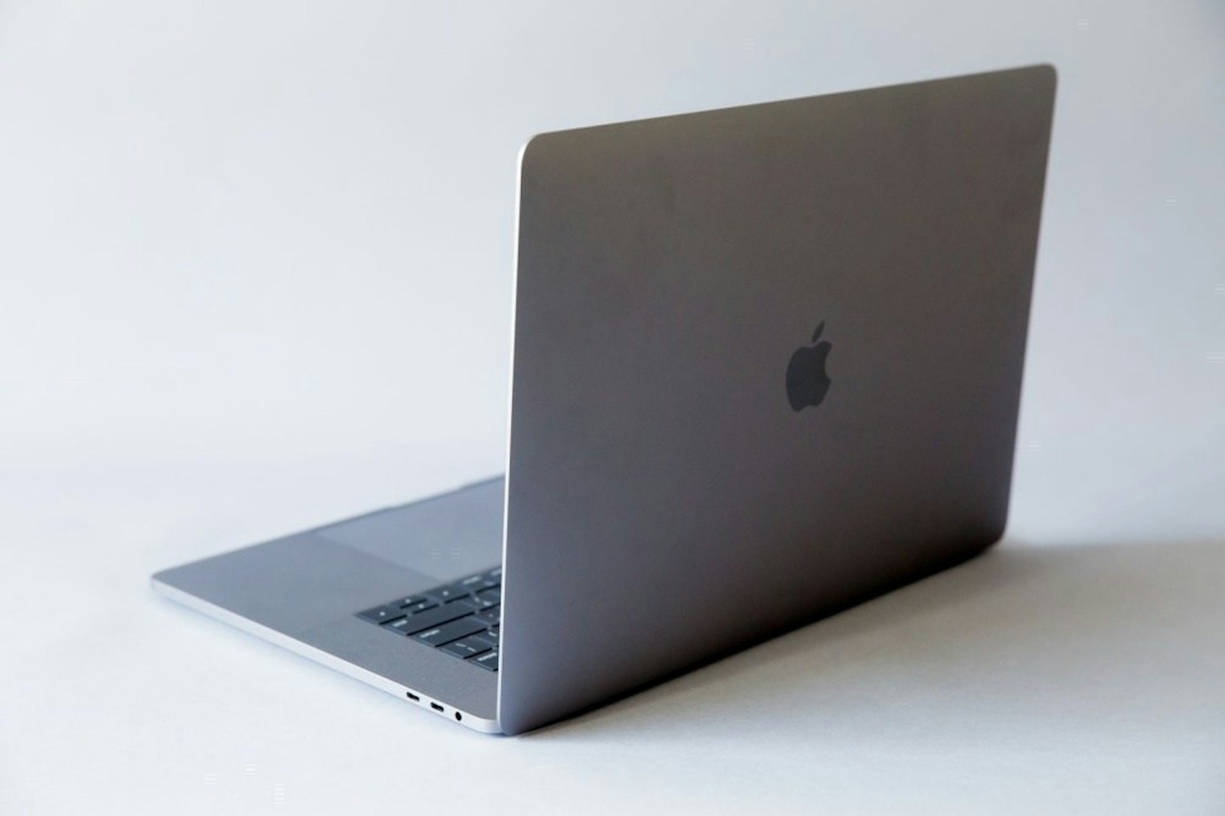 照片中跟蘋果公司。有關，包含了的MacBook Pro、蘋果MacBook Pro（15英寸，2019年）、Apple MacBook Pro（16英寸，2019年末）、帶觸摸欄的Apple 15.4英寸MacBook Pro、蘋果