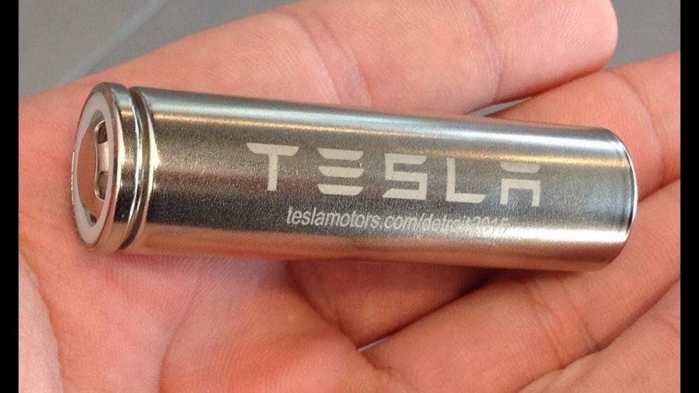 照片中提到了TESLA、teslamotors.com/detrai，跟特斯拉公司有關，包含了特斯拉電池、特斯拉Model 3、電動車、特斯拉半