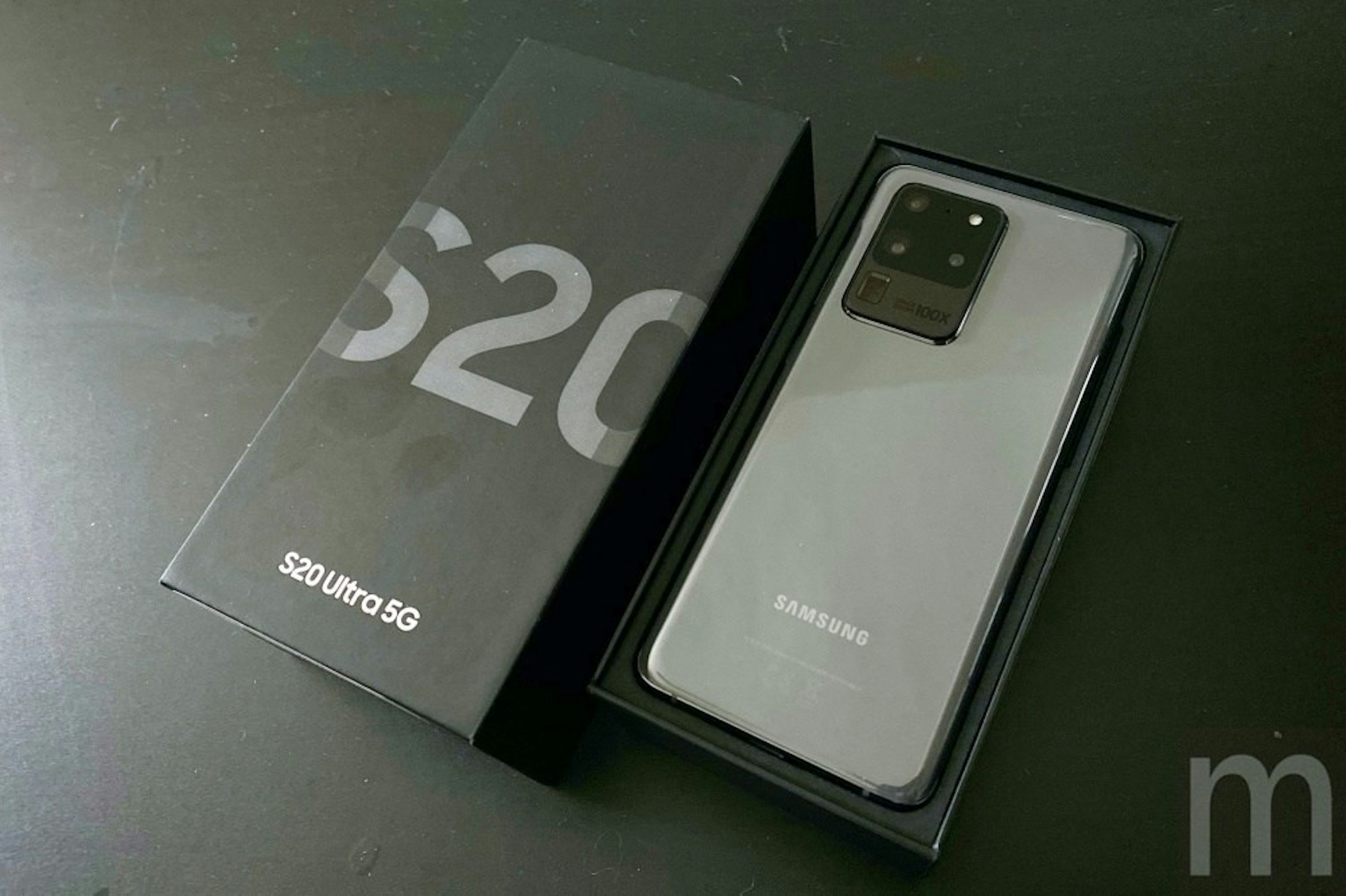 照片中提到了520、SAMSUNG、m，跟三星電子、電影通行證有關，包含了功能手機、三星Galaxy S20、功能手機、手機、電子配件