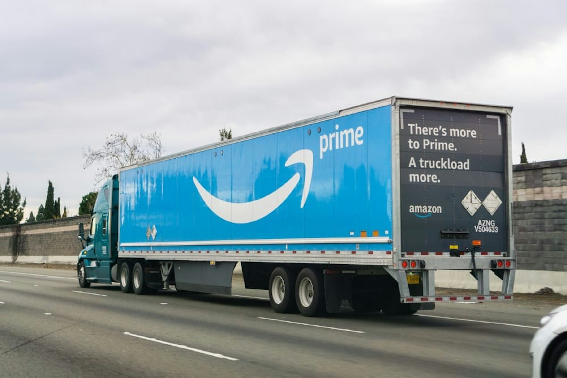 照片中提到了prime、There's more、to Prime.，包含了亞馬遜卡車、亞馬遜網、卡車、卡車司機、股票攝影