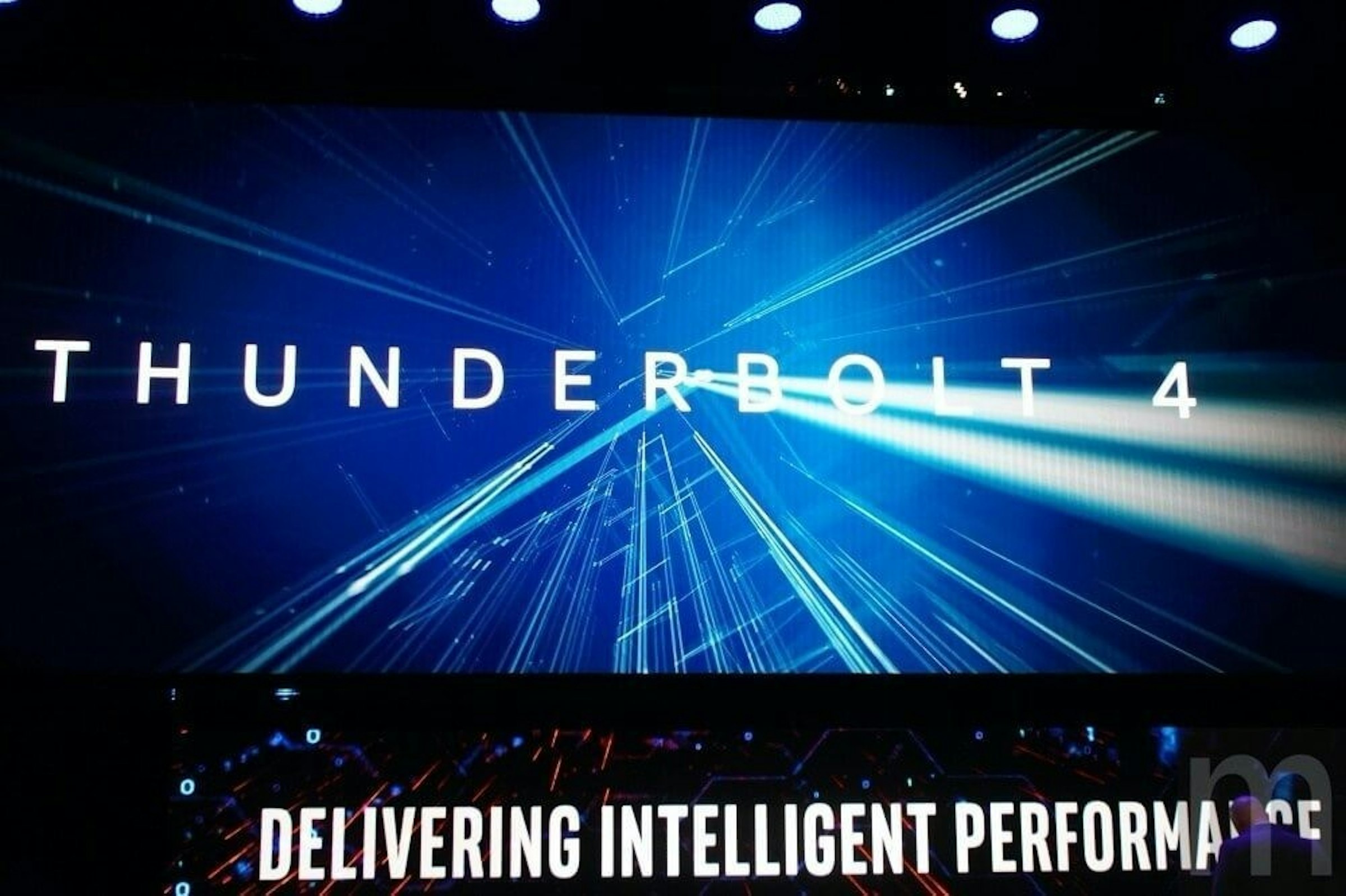 照片中提到了THUNDERBOLT 4、DELIVERING INTELLIGENT PERFORMA E，跟FundaçãoDom Cabral有關，包含了階段、USB4、霹靂、英特爾、電腦