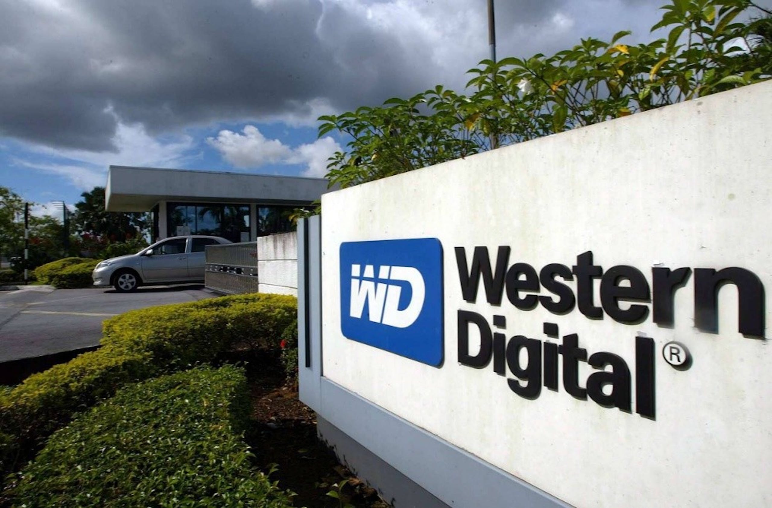 照片中提到了D Western、Digital,包含了西部數碼檳城、西部數據、固態硬盤、硬盤、電腦
