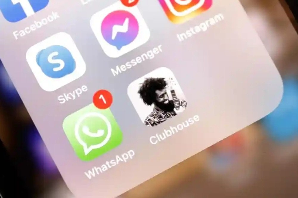 照片中提到了Facebook、Skype、Messenger，跟斯波扎有關，包含了會所應用、俱樂部、在線聊天、移動應用、電報