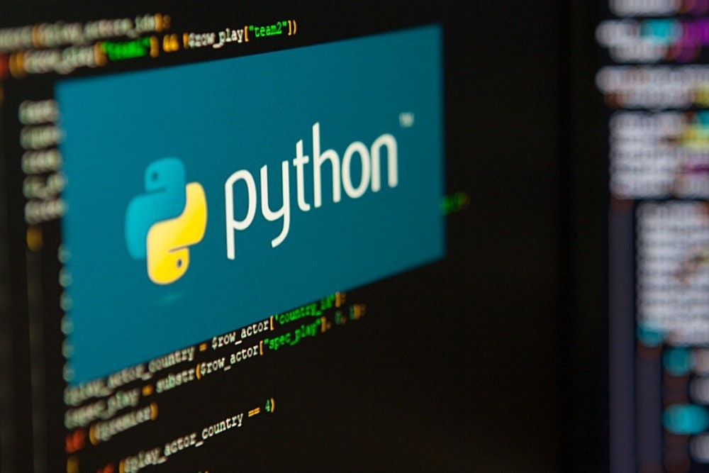 照片中提到了python、setE_countzy = Srow_actor{'country l、Cslag = substr(Srow_actor["spec_pinp"), t,跟蟒蛇有關,包含了蟒蛇課程、超越 Python 的基本知識:編寫乾淨代碼的最佳實踐、用 Python 自動化無聊的東西:初學者的實用編程、程式語言