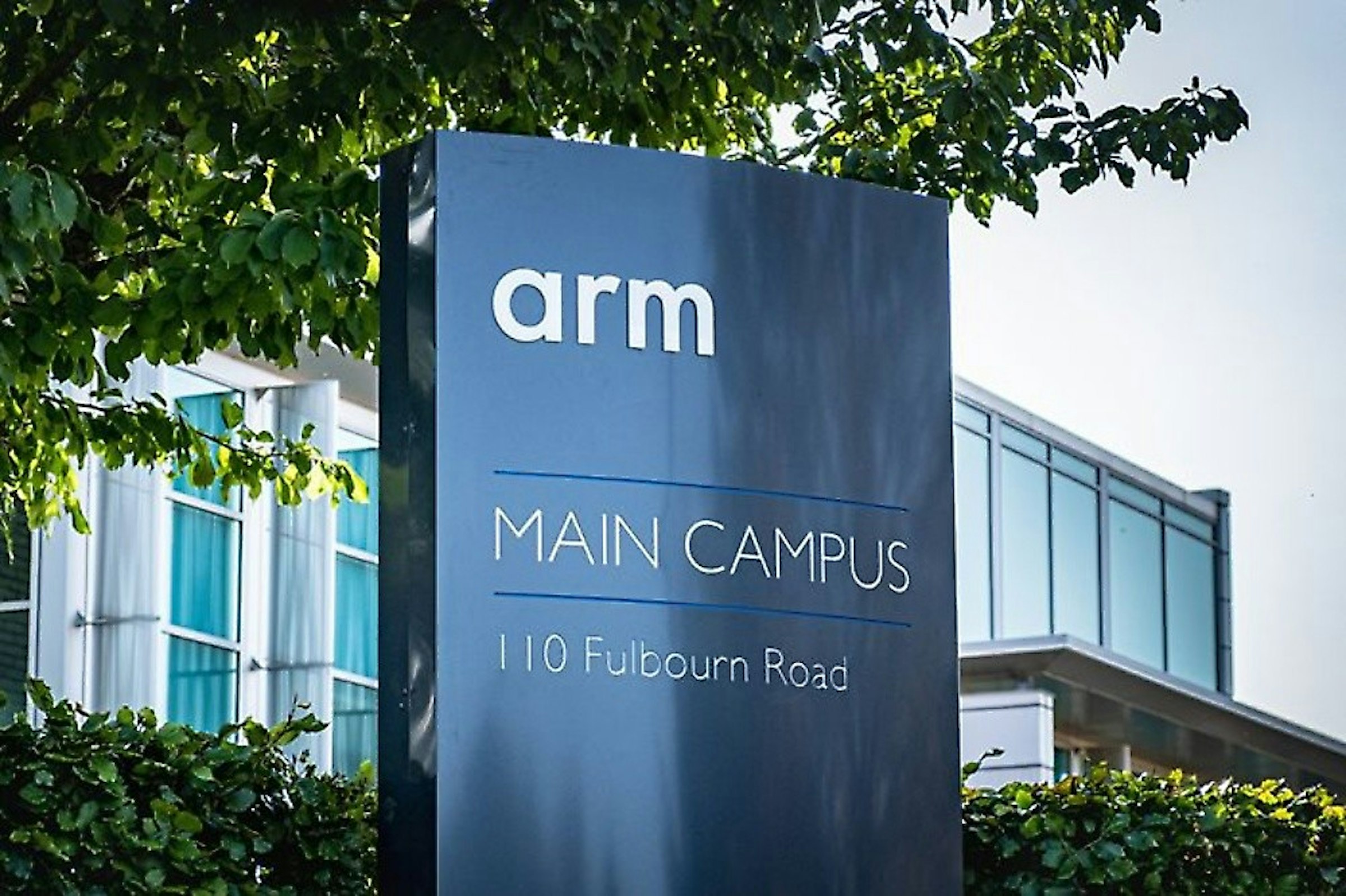 照片中提到了arm、MAIN CAMPUS、110 Fulbourn Road，跟武器控股有關，包含了武裝總部、ARM架構、集成電路、英偉達