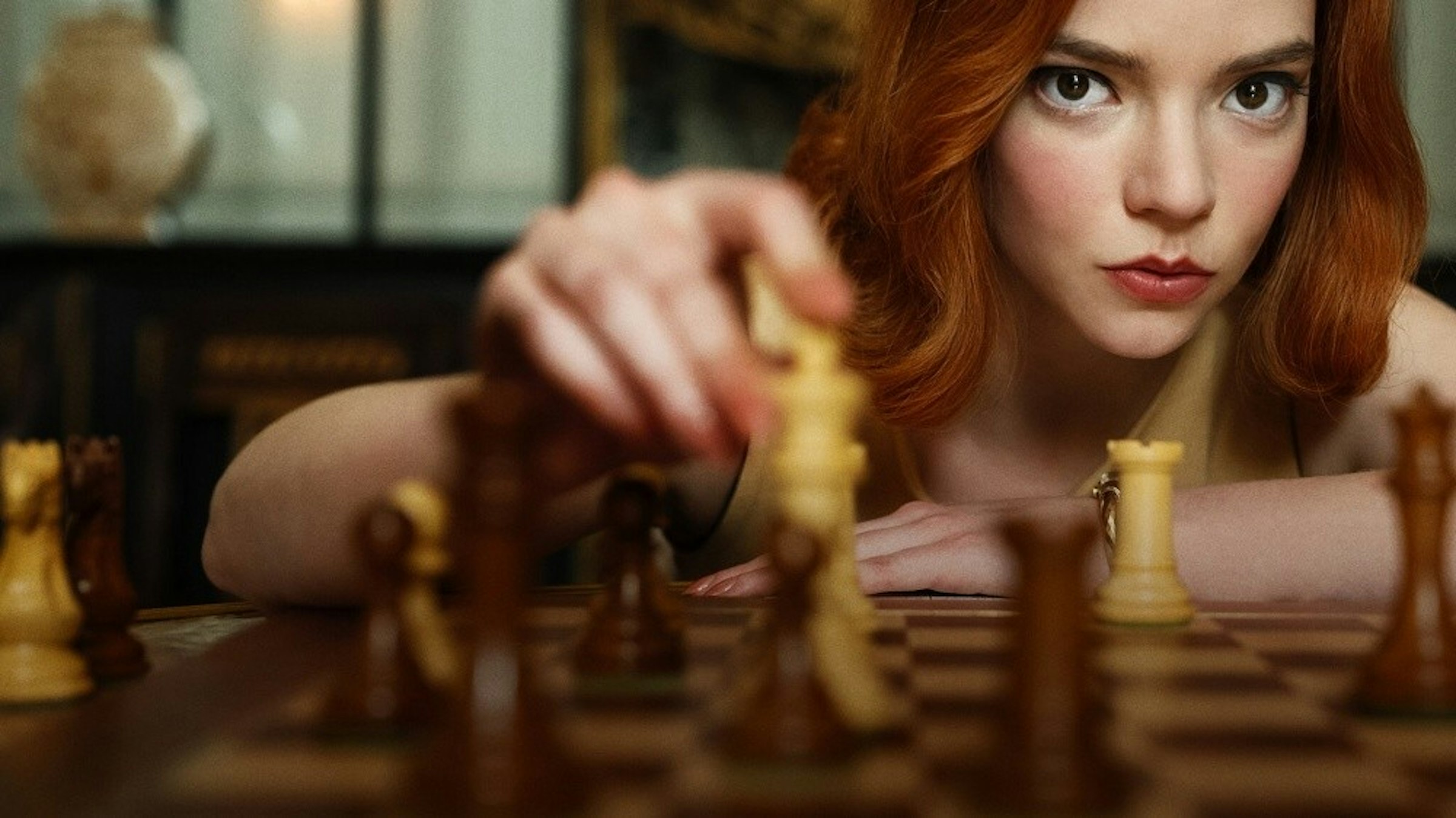 照片中包含了伊麗莎白·哈蒙、安雅·泰勒·喬伊（Anya Taylor-Joy）、貝絲·哈蒙、女王的甘比特、棋