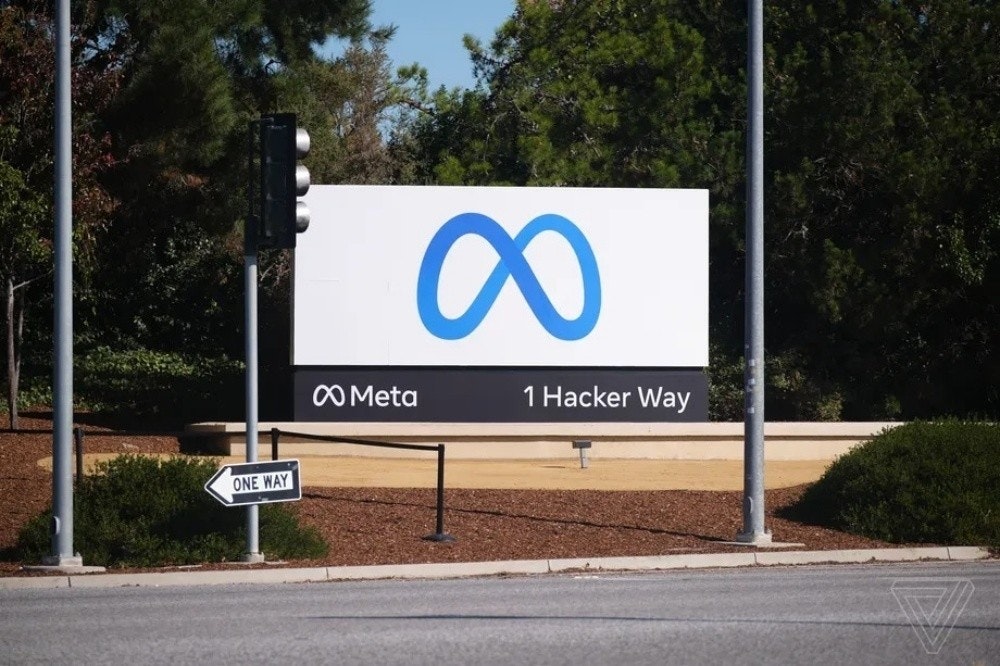 照片中提到了OO Meta、1 Hacker Way、ONE WAY，跟Dfinity、莫比烏斯汽車有關，包含了臉書總部標誌、拇指信號、標誌、總公司、符號