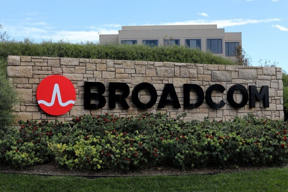 照片中提到了M BROADCOM，跟博通公司有關，包含了博通公司、博通公司、博通公司、電腦、高通公司
